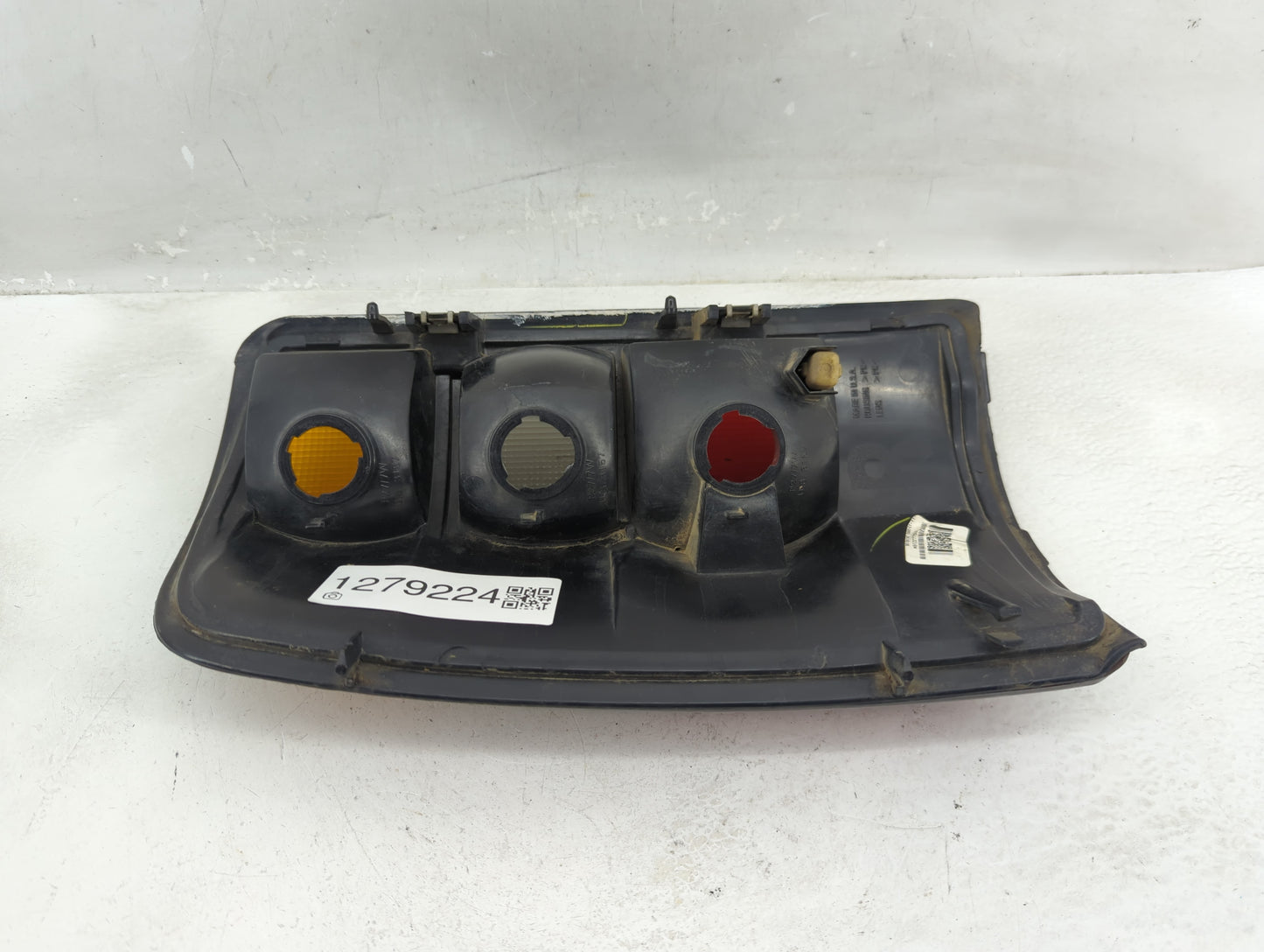 2000-2003 Chevrolet Tahoe Tail Light Assembly Passenger Right OEM P/N:16525376A39 Fits Fits 2000 2001 2002 2003 OEM Used Aut