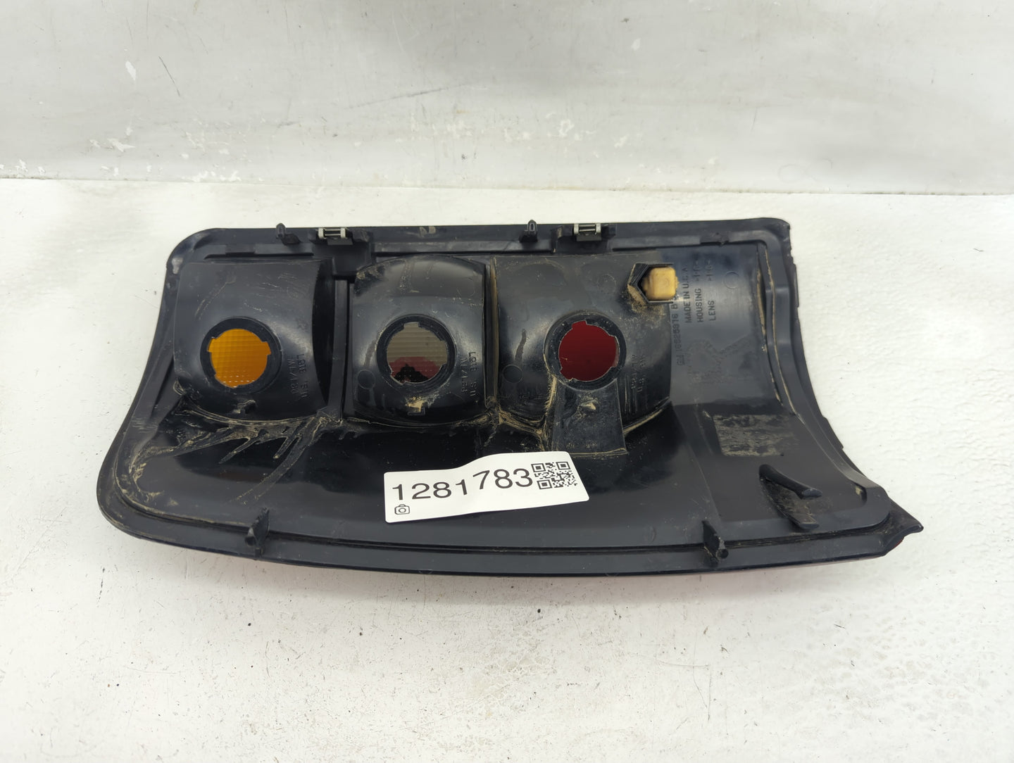 2000-2003 Chevrolet Tahoe Tail Light Assembly Passenger Right OEM P/N:16525376 Fits Fits 2000 2001 2002 2003 OEM Used Auto P