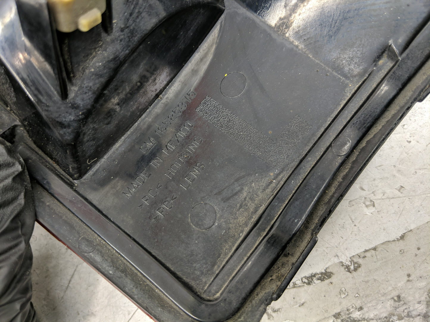 2000-2003 Chevrolet Tahoe Tail Light Assembly Driver Left OEM P/N:16525375 Fits Fits 2000 2001 2002 2003 OEM Used Auto Parts