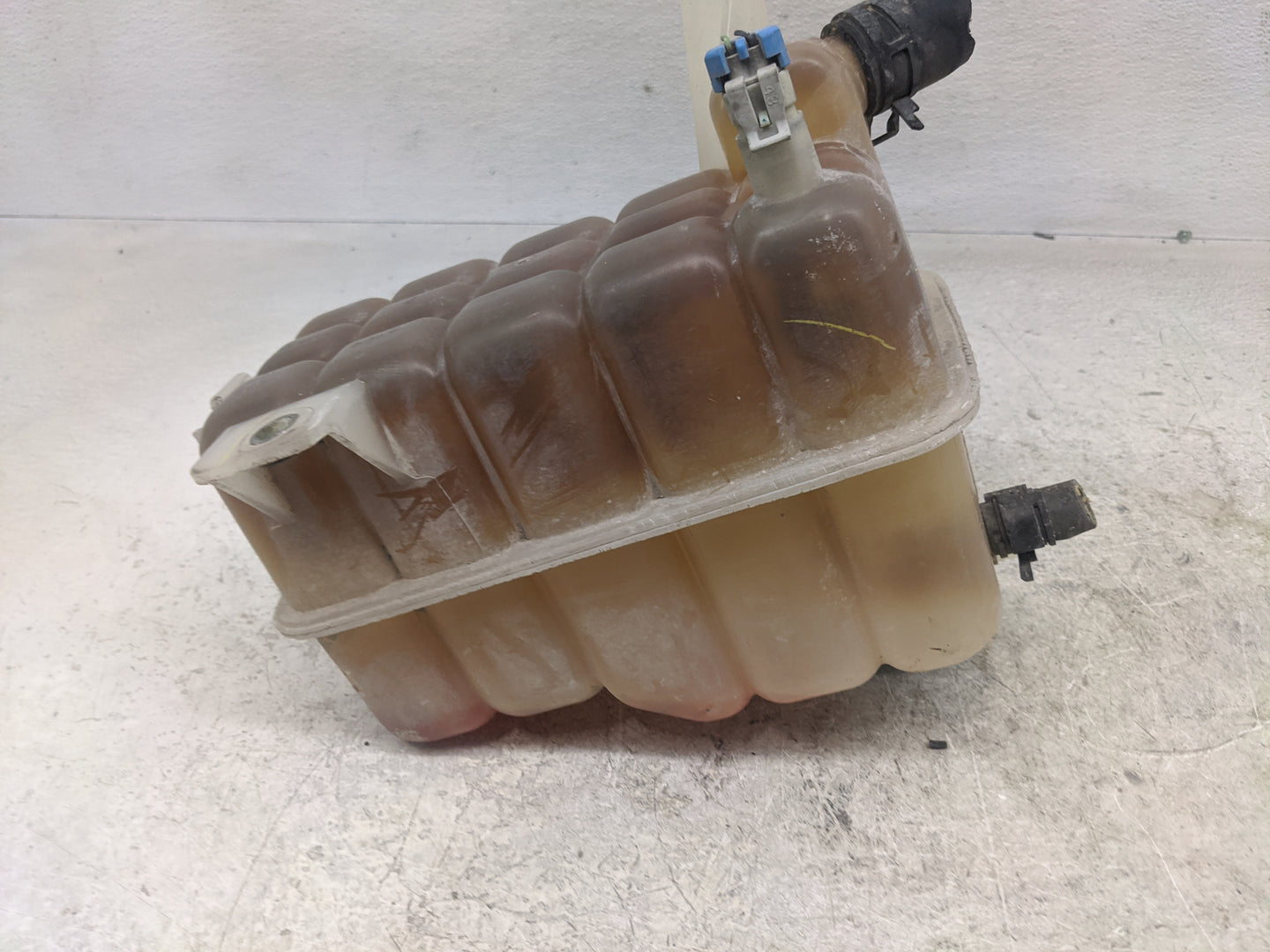 2003 Chevrolet Tahoe Windshield Washer Fluid Reservoir Bottle Oem - Oemusedautoparts1.com
