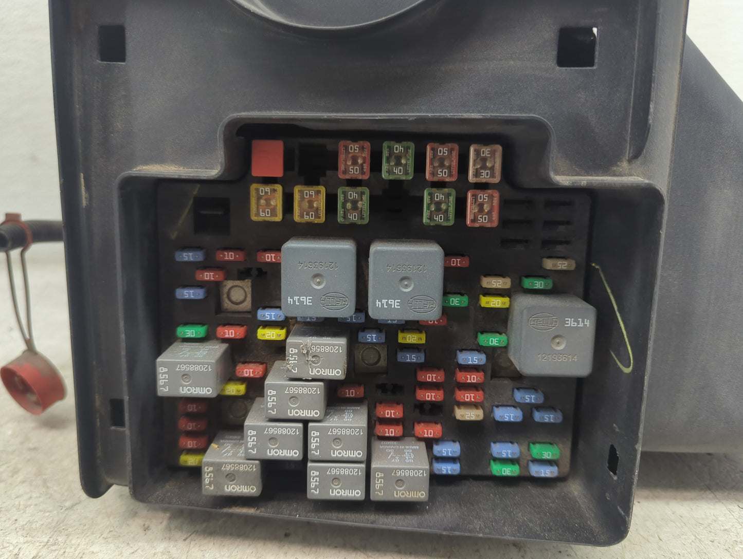 2003-2006 Chevrolet Tahoe Fusebox Fuse Box Panel Relay Module Fits Fits 2003 2004 2005 2006 OEM Used Auto Parts - Oemusedaut