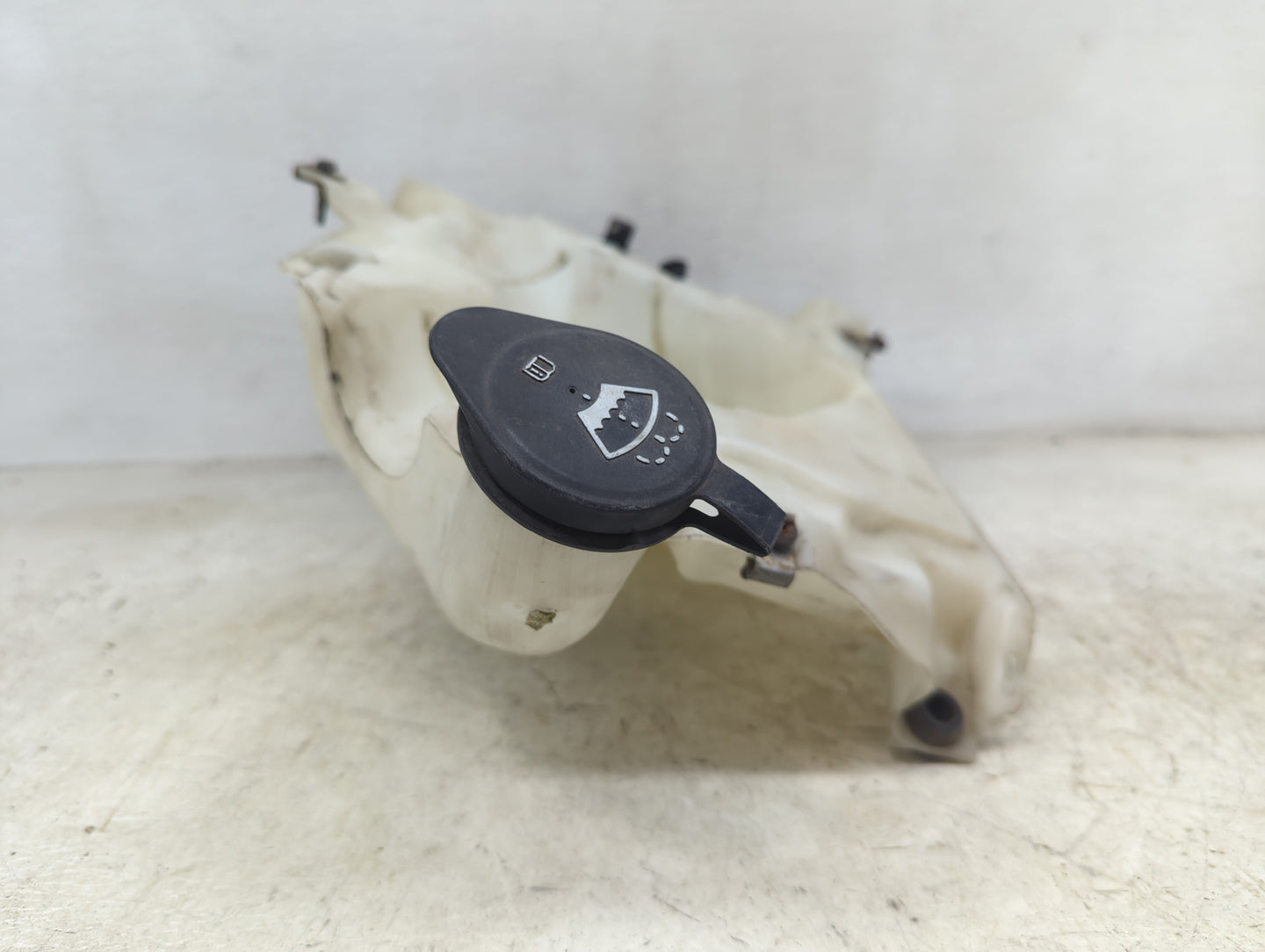 2002 Chevrolet Trailblazer Windshield Washer Fluid Reservoir Bottle Oem - Oemusedautoparts1.com
