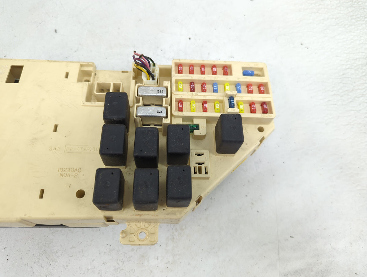 2003-2004 Chrysler 300m Body Control Module Bcm Inner Cabin Fuse Box - Oemusedautoparts1.com