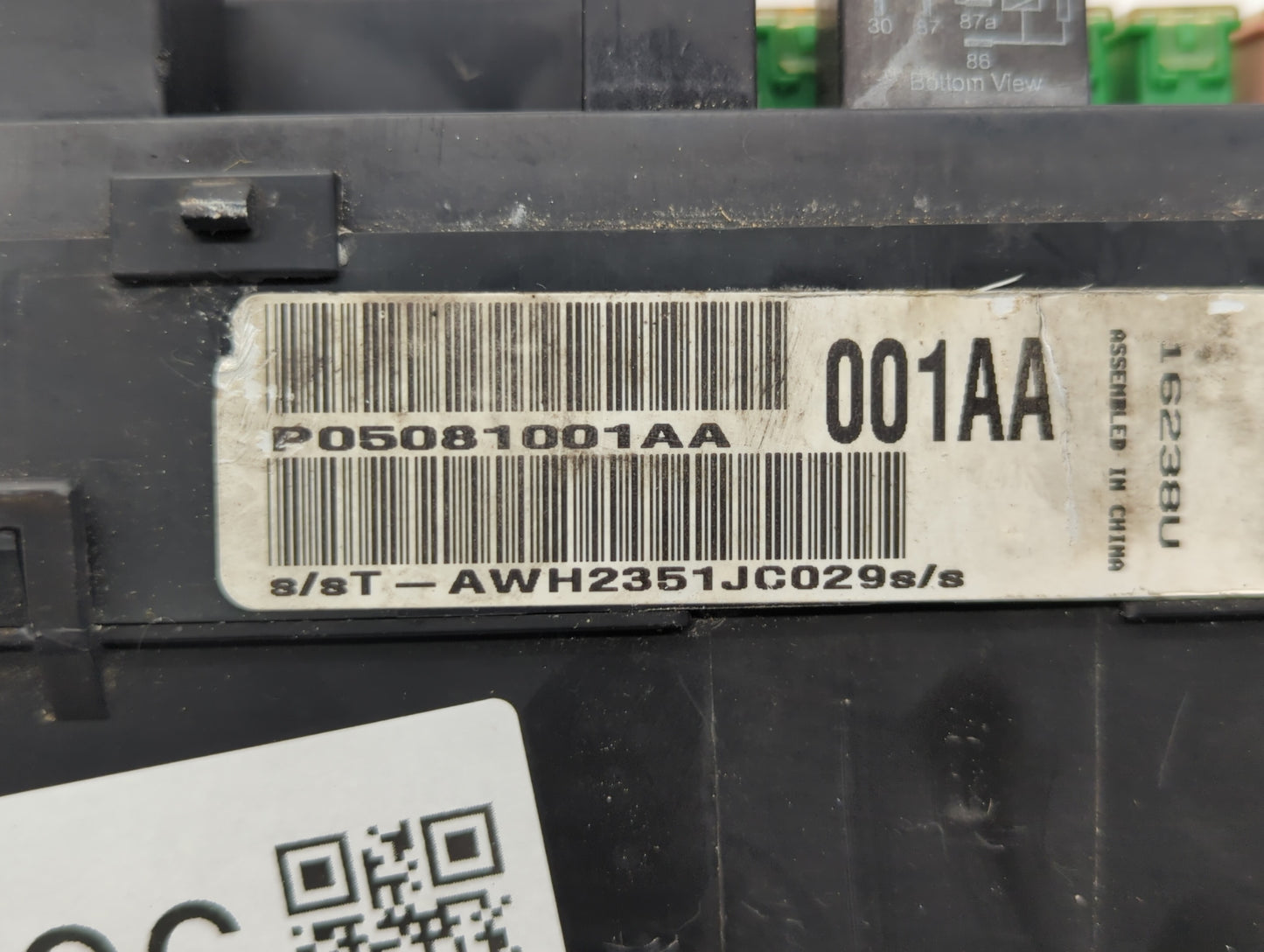 2000-2001 Chrysler Lhs Fusebox Fuse Box Panel Relay Module P/N:P05081004AA P05081000AC Fits Fits 2000 2001 2002 2003 2004 OE