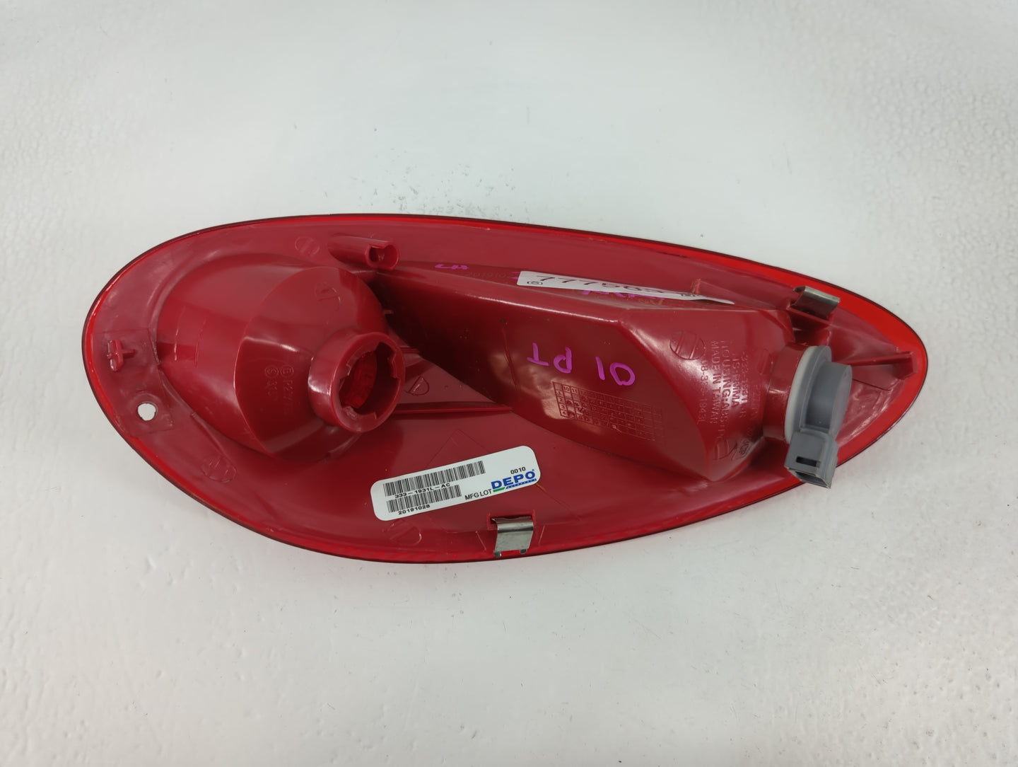 2001-2005 Chrysler Pt Cruiser Tail Light Assembly Driver Left OEM P/N:20191028 333-1931L-AC Fits Fits 2001 2002 2003 2004 20