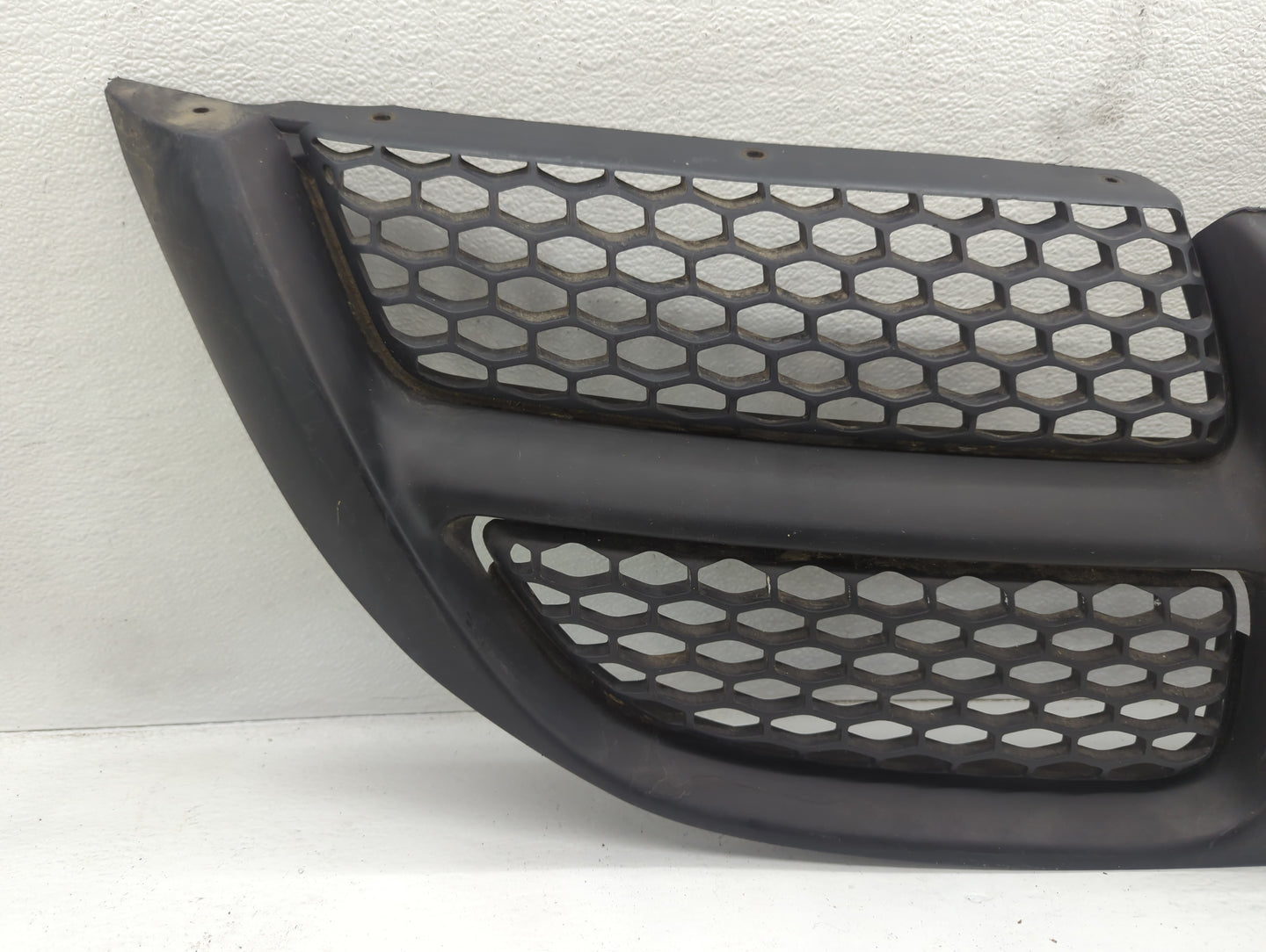 2001-2004 Dodge Caravan Front Grille Bumper Not Included - Oemusedautoparts1.com