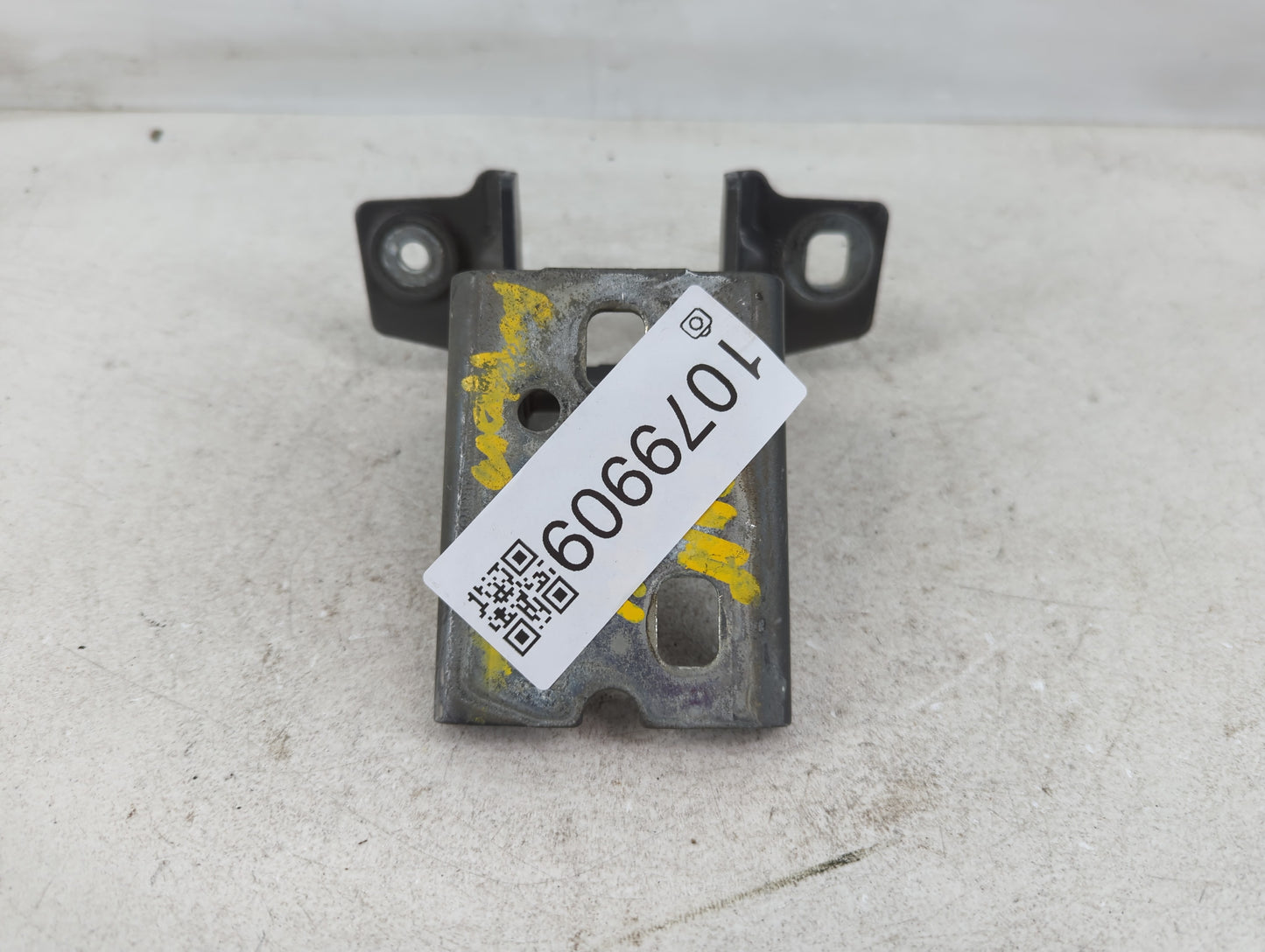 2003 Dodge Durango Driver Left Hood Hinge - Oemusedautoparts1.com