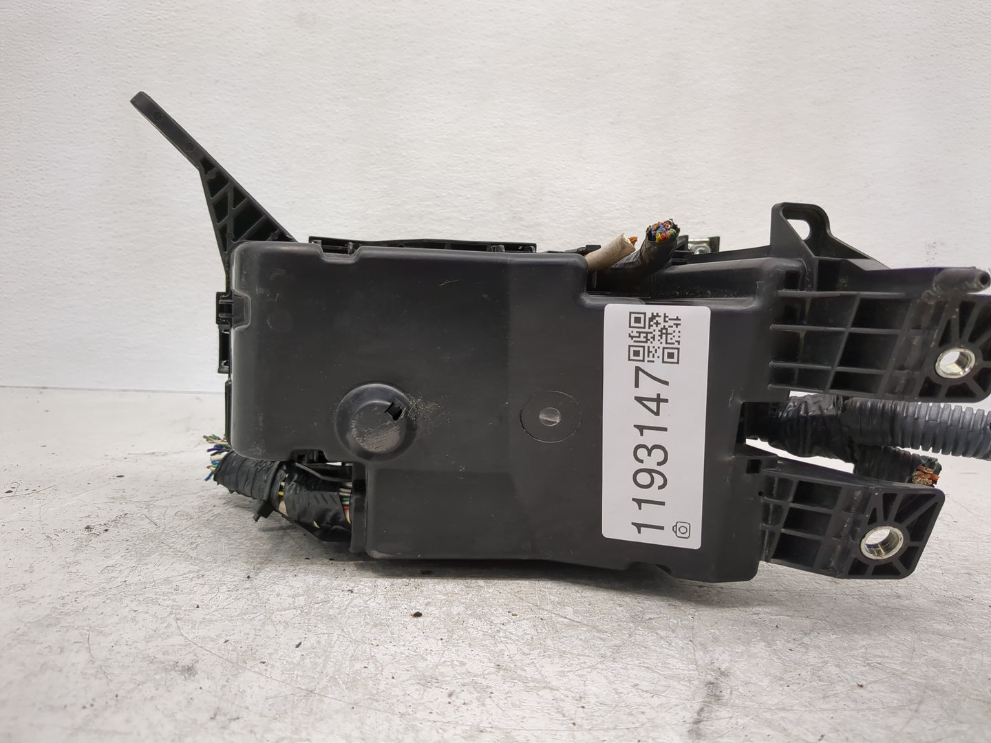 2000-2003 Dodge Durango Fusebox Fuse Box Panel Relay Module P/N:P56049549AC Fits Fits 2000 2001 2002 2003 OEM Used Auto Part