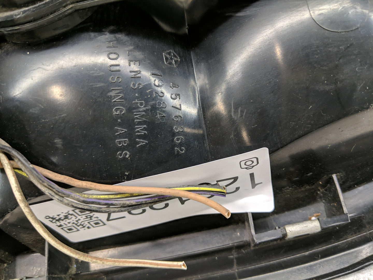 1998-2003 Dodge Durango Tail Light Assembly Passenger Right OEM P/N:19284 4576362 Fits OEM Used Auto Parts - Oemusedautopart