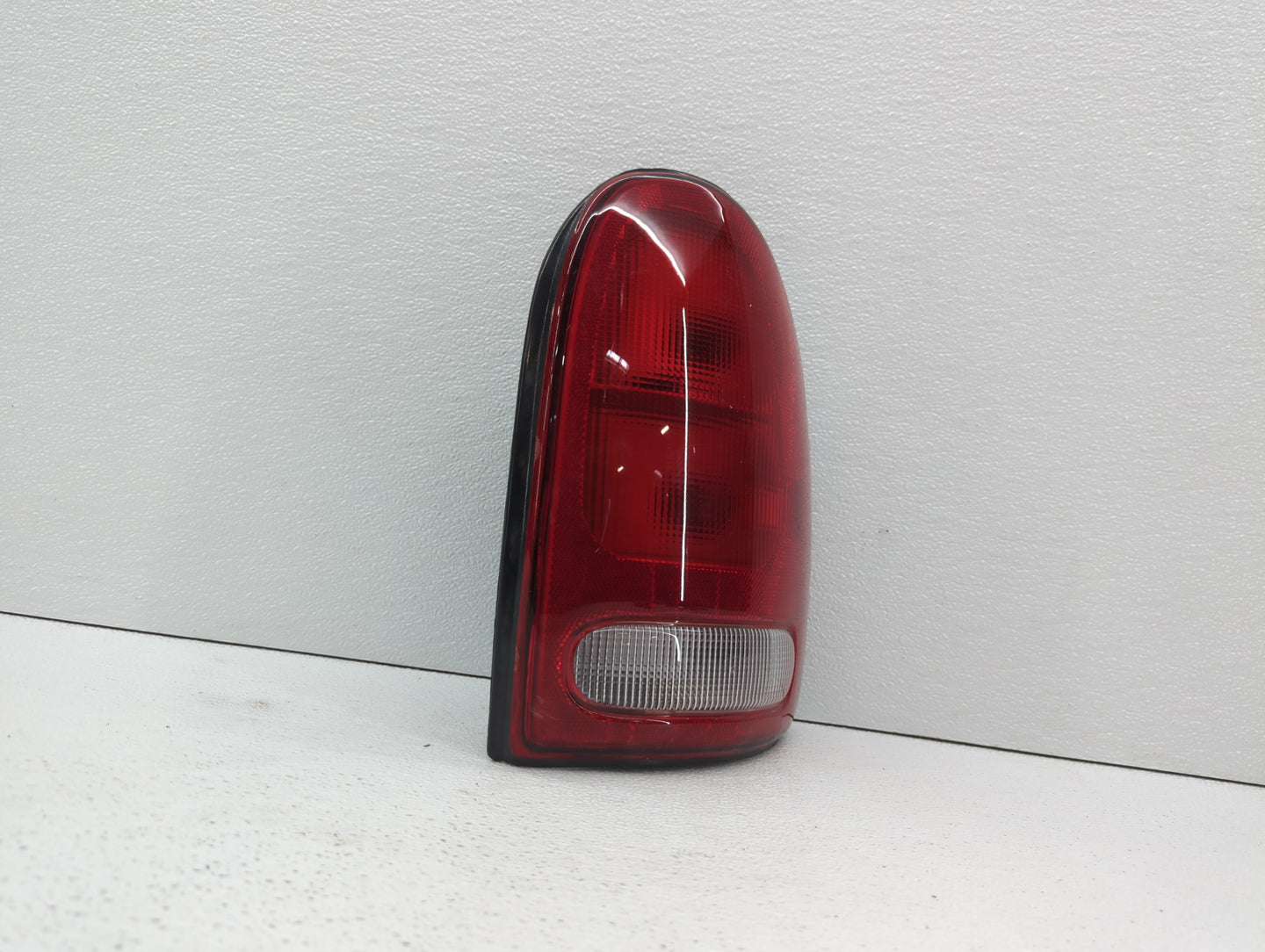1998-2003 Dodge Durango Tail Light Assembly Passenger Right OEM P/N:CS048-U000R 4576362 Fits OEM Used Auto Parts - Oemusedau