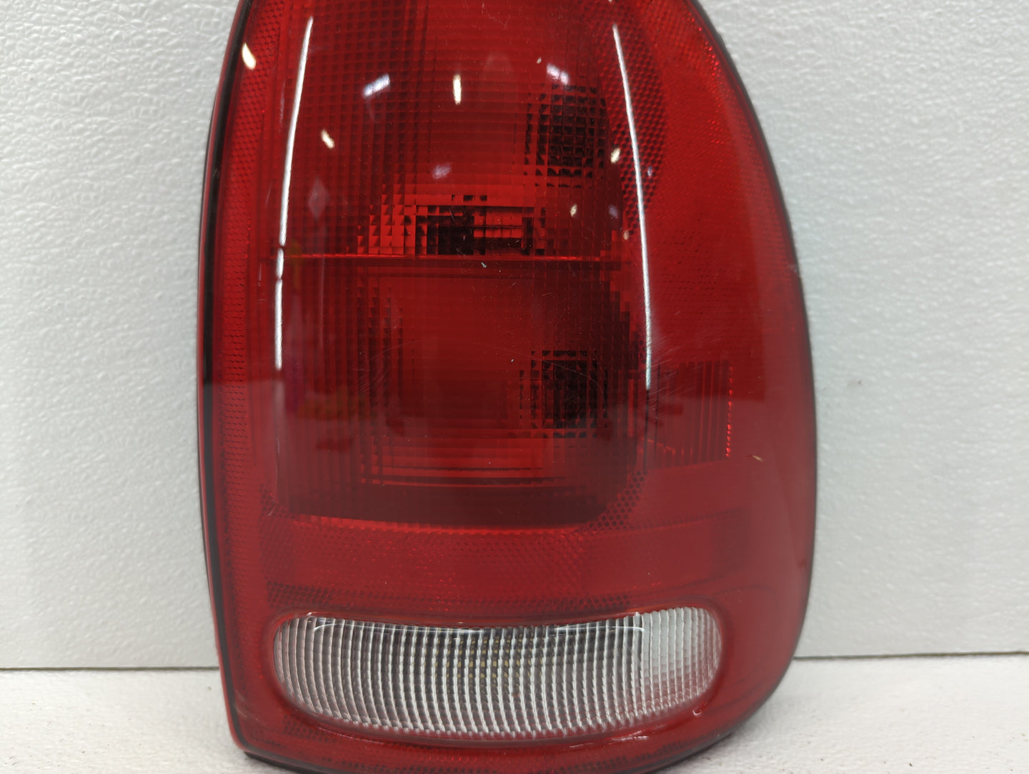 1998-2003 Dodge Durango Tail Light Assembly Passenger Right OEM P/N:CS048-U000R 4576362 Fits OEM Used Auto Parts - Oemusedau