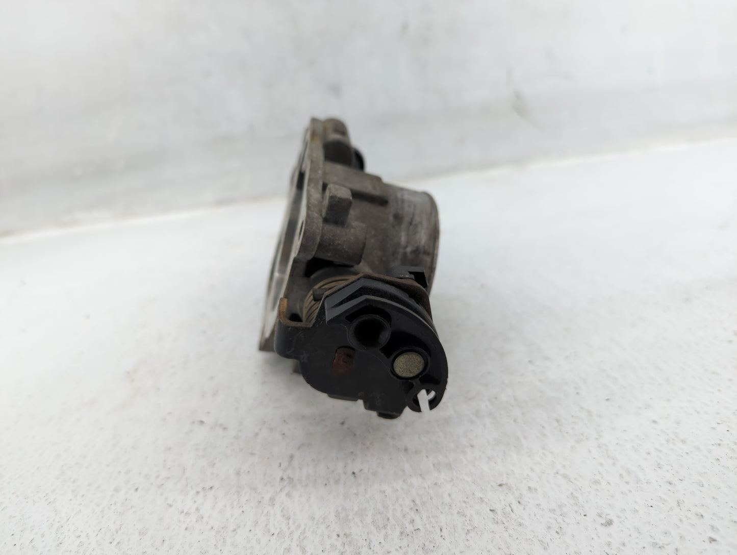 2001-2003 Dodge Durango Throttle Body P/N:63832119AF Fits Fits 2001 2002 2003 OEM Used Auto Parts - Oemusedautoparts1.com