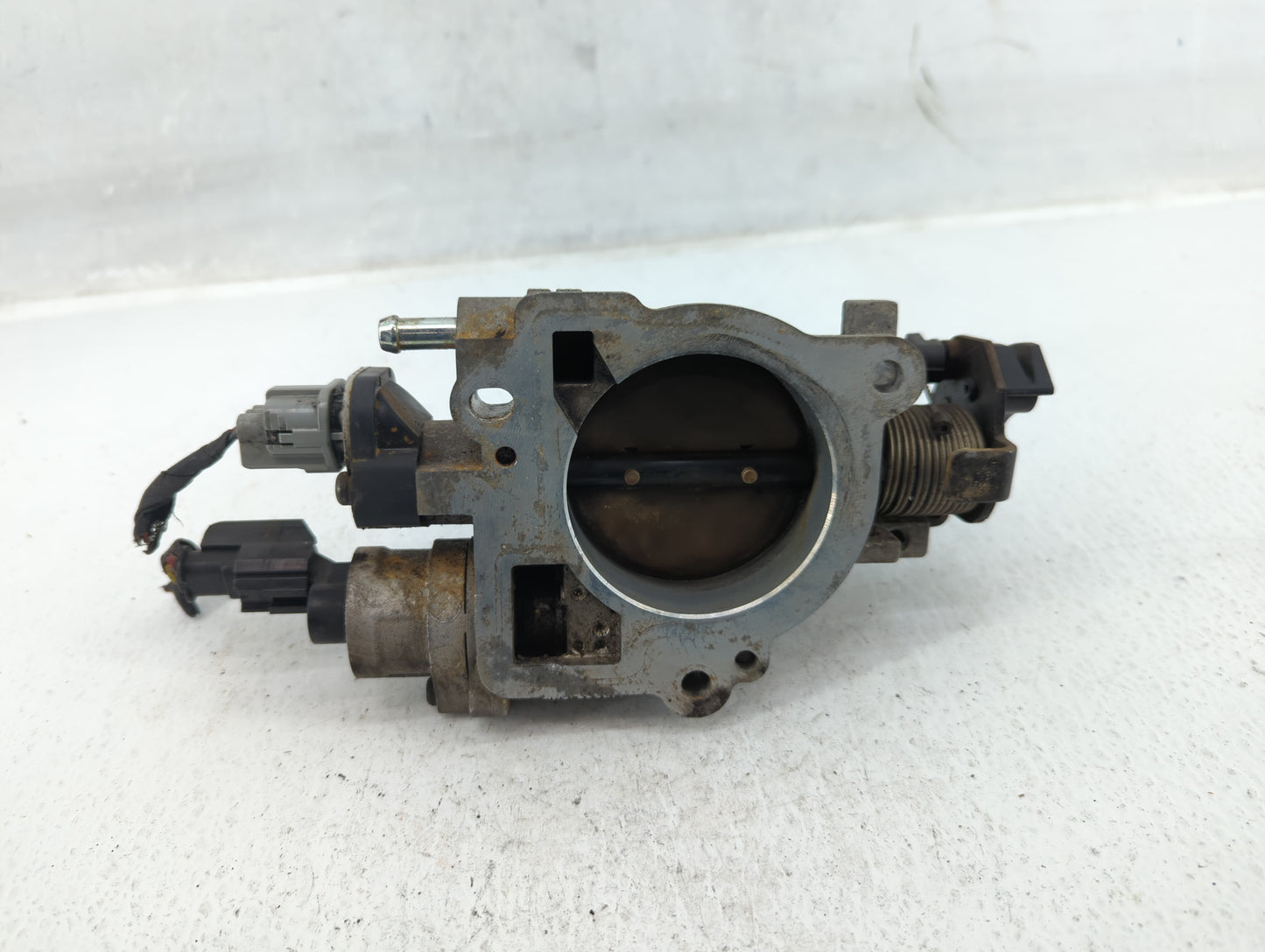 2001-2003 Dodge Durango Throttle Body P/N:63832119AF Fits Fits 2001 2002 2003 OEM Used Auto Parts - Oemusedautoparts1.com