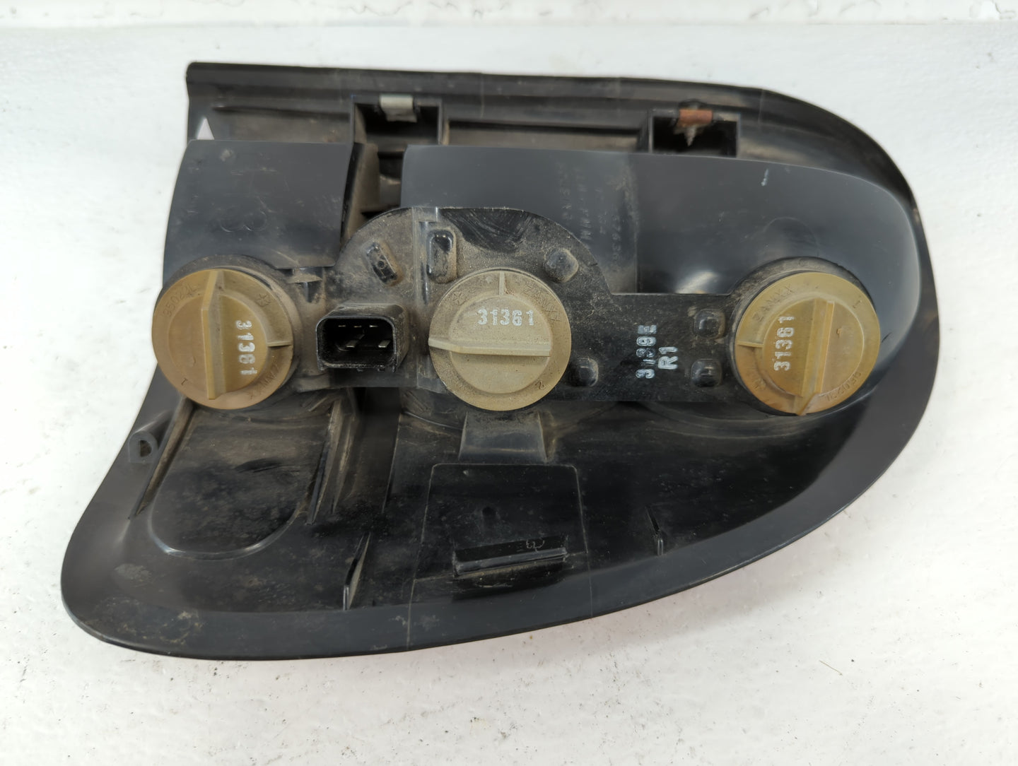 1998-2003 Dodge Durango Tail Light Assembly Driver Left OEM P/N:19284 4576363 Fits Fits 1996 1997 1998 1999 2000 2001 2002 2