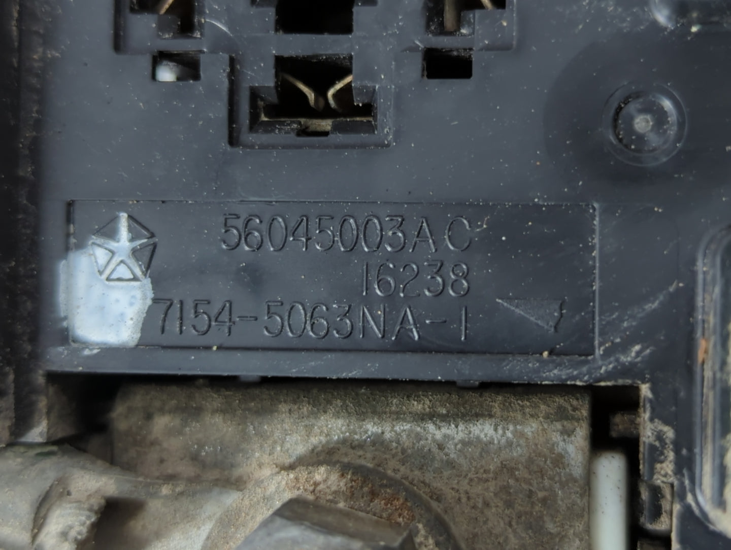 2000-2003 Dodge Durango Fusebox Fuse Box Panel Relay Module P/N:56045003AC 7154-5063NA-I Fits Fits 2000 2001 2002 2003 OEM U