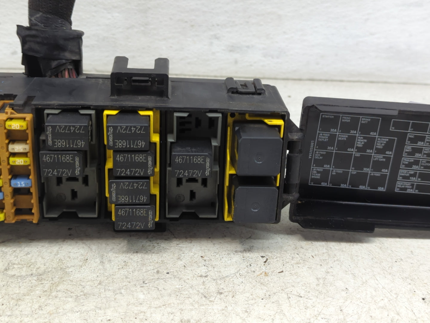 2003 Dodge Ram 1500 Van Fusebox Fuse Box Panel Relay Module P/N:4671168E 72472V Fits Fits 2002 OEM Used Auto Parts - Oemused