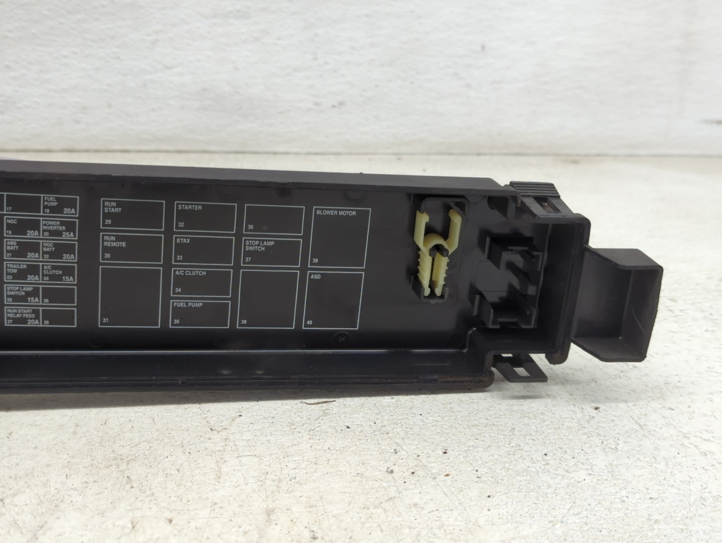 2003 Dodge Ram 1500 Van Fusebox Fuse Box Panel Relay Module P/N:4671168E 72472V Fits Fits 2002 OEM Used Auto Parts - Oemused
