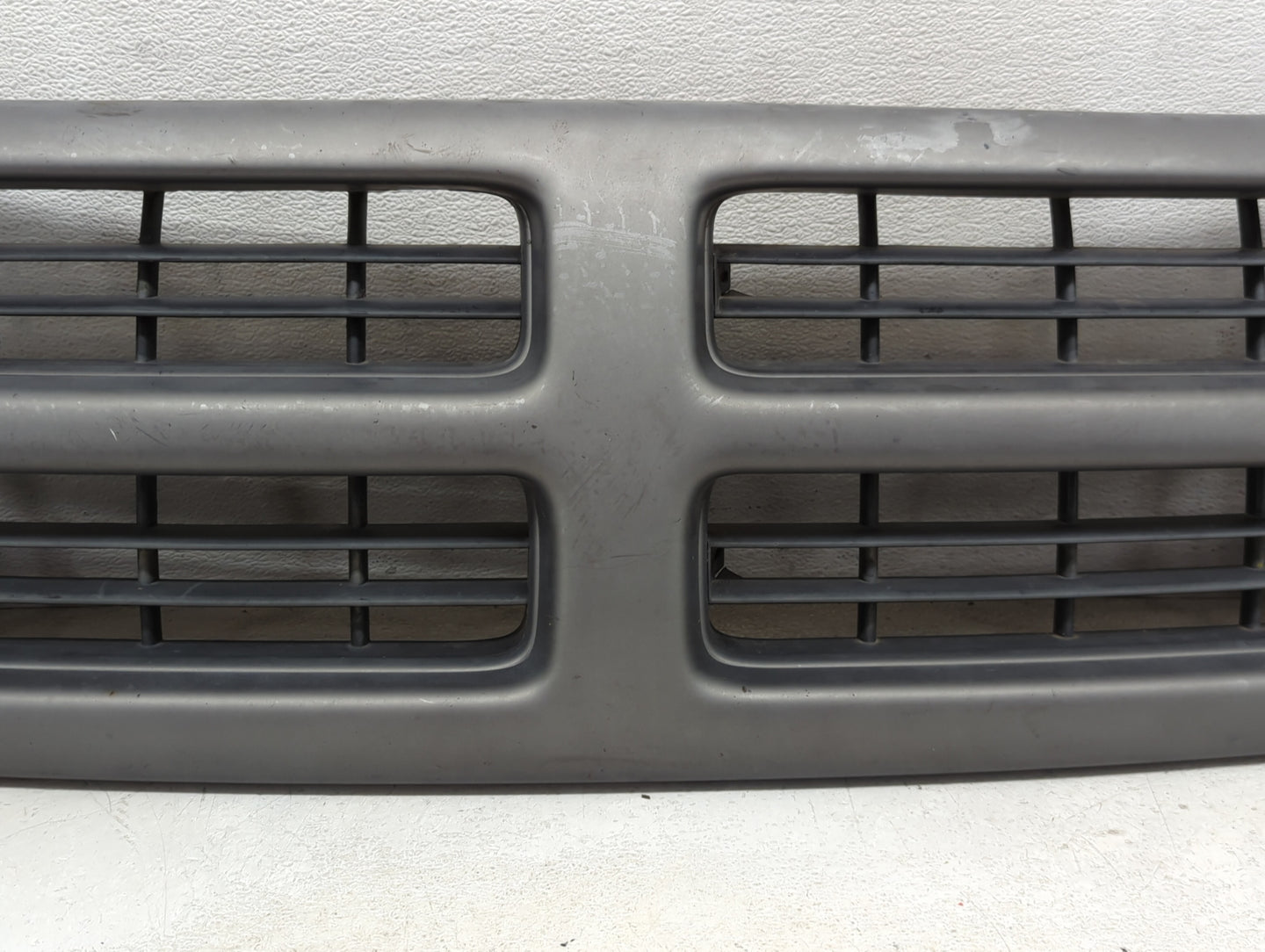 2003 Dodge Ram Van 2500 Front Grille Bumper Not Included - Oemusedautoparts1.com