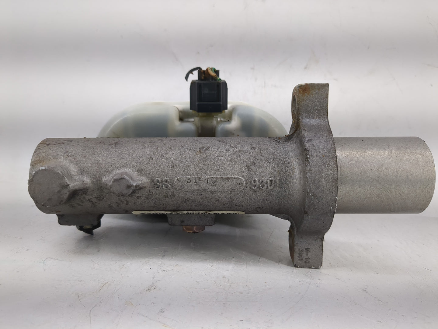 1999-2000 Ford E-350 Econoline Brake Master Cylinder - Oemusedautoparts1.com