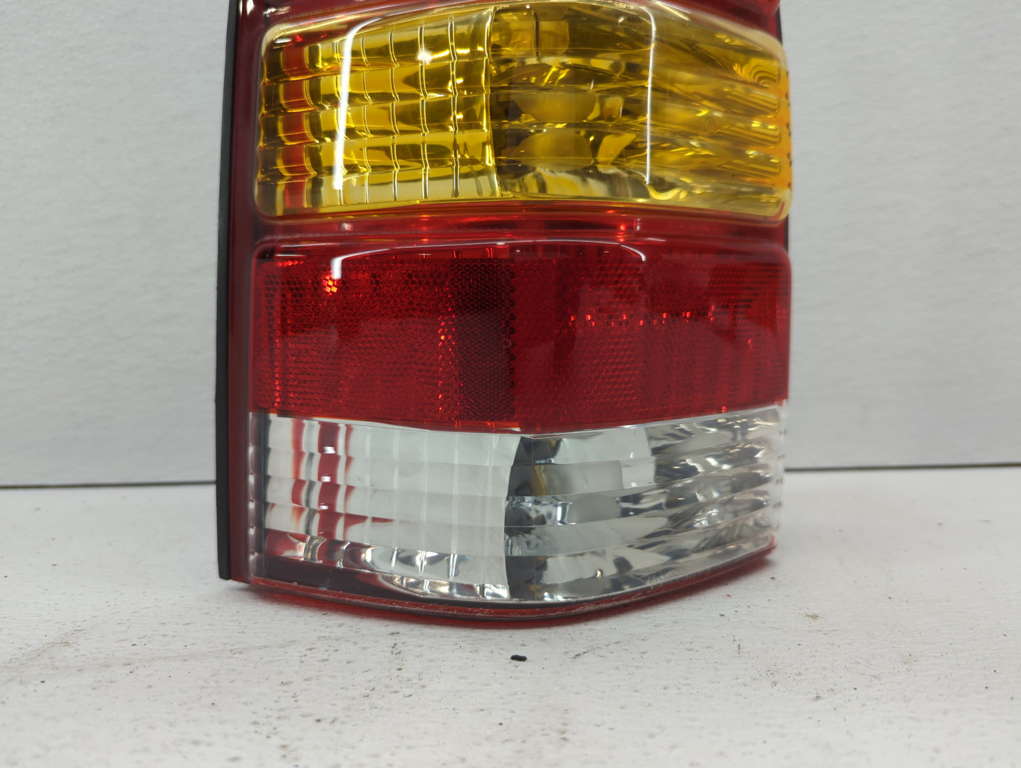 2001-2007 Ford Escape Tail Light Assembly Driver Left OEM P/N:4L84-13B505-D 1L84-13B505-D Fits OEM Used Auto Parts - Oemused