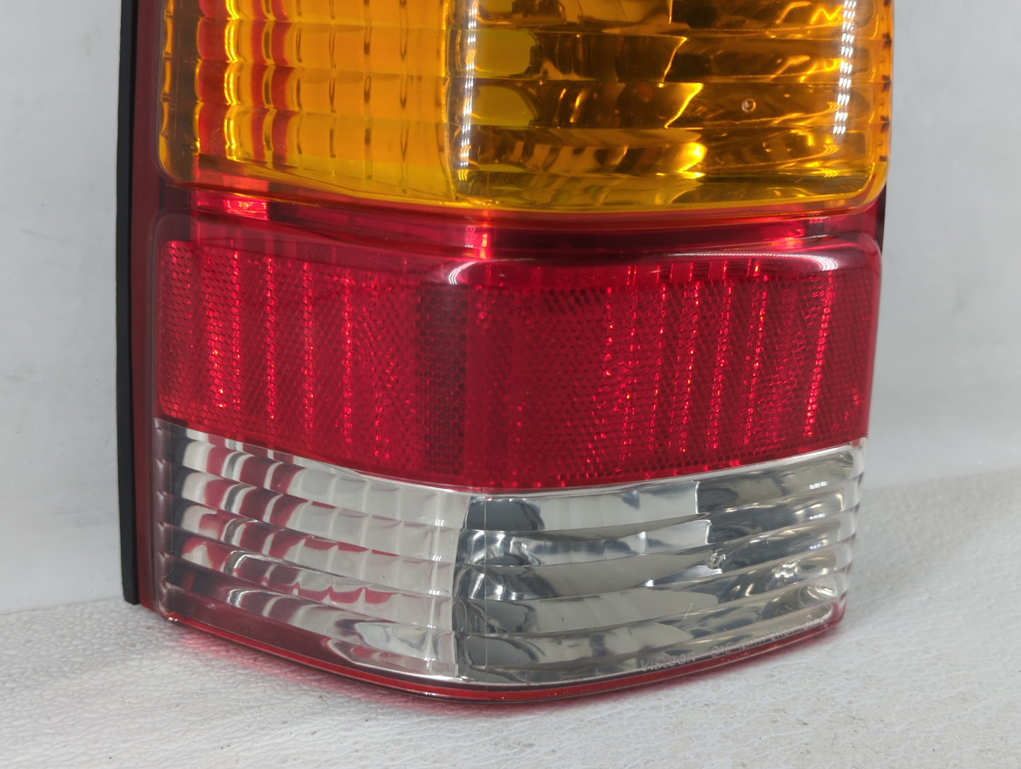2001-2007 Ford Escape Tail Light Assembly Driver Left OEM P/N:4L84-13B505-D 1L84-13B505-D Fits OEM Used Auto Parts - Oemused