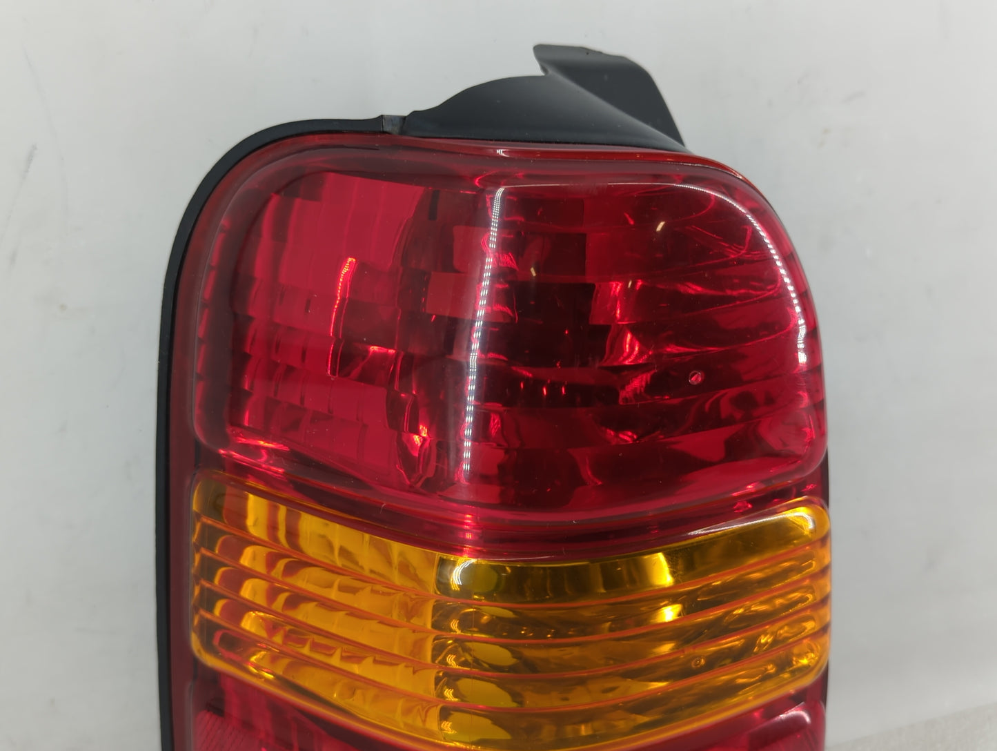2001-2007 Ford Escape Tail Light Assembly Driver Left OEM P/N:4L84-13B505-D 1L84-13B505-D Fits OEM Used Auto Parts - Oemused