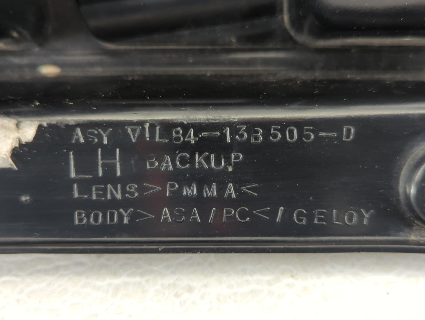 2001-2007 Ford Escape Tail Light Assembly Driver Left OEM P/N:4L84-13B505-D 1L84-13B505-D Fits OEM Used Auto Parts - Oemused