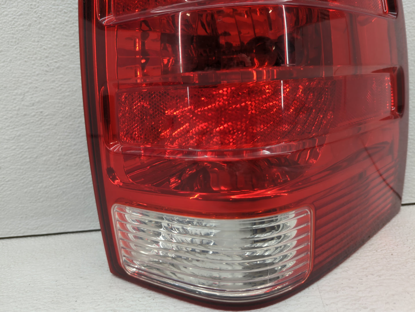 2003-2006 Ford Expedition Tail Light Assembly Passenger Right OEM P/N:2L1X-13B504-A Fits Fits 2003 2004 2005 2006 OEM Used A