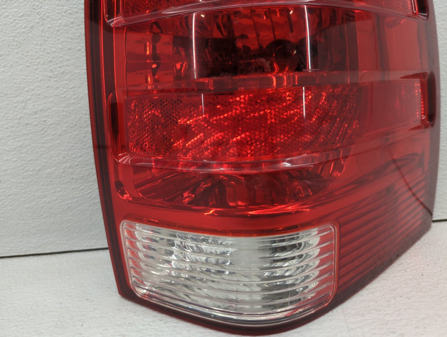 2003-2006 Ford Expedition Tail Light Assembly Passenger Right OEM P/N:2L1X-13B504-A Fits Fits 2003 2004 2005 2006 OEM Used A