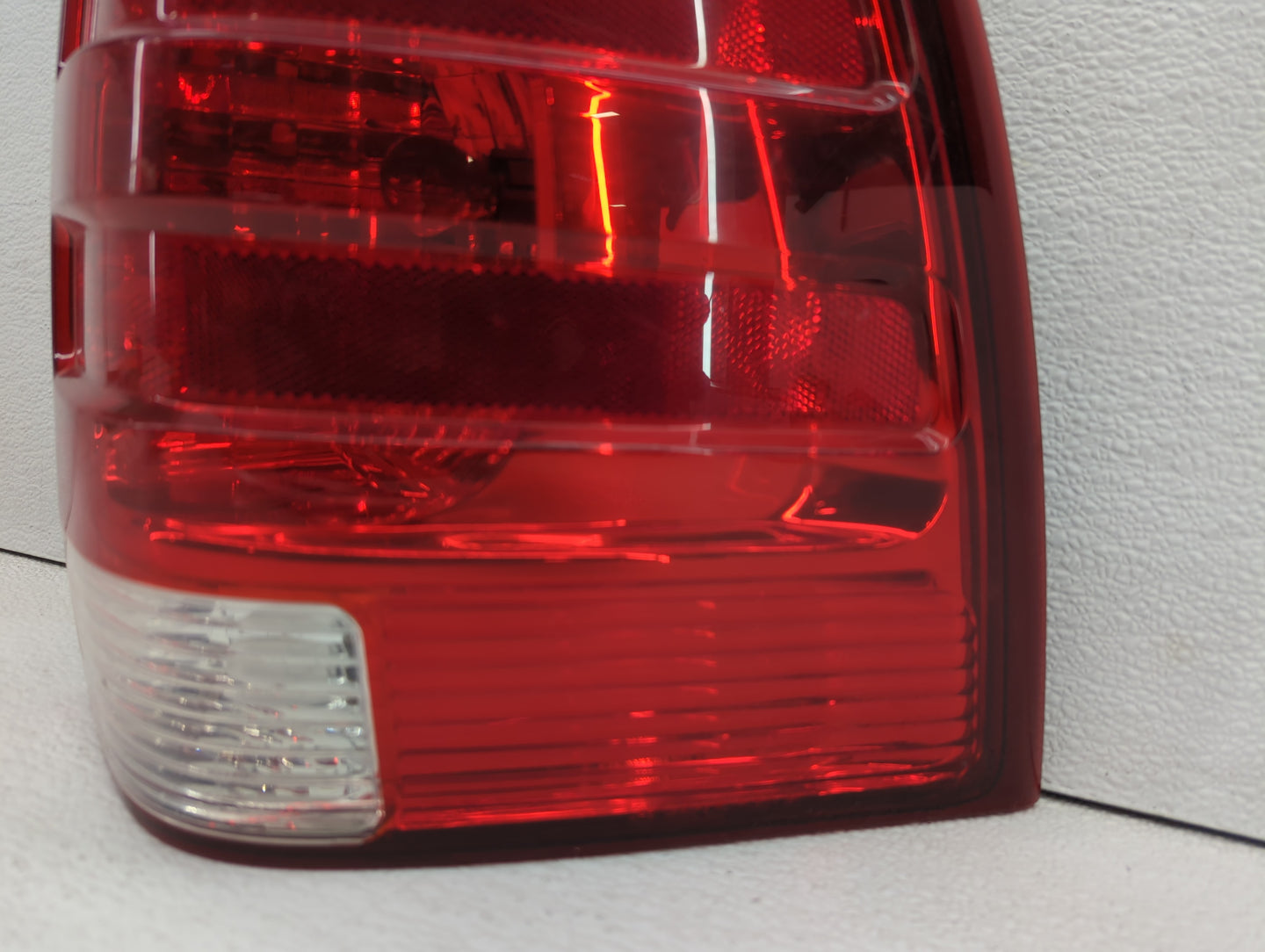 2003-2006 Ford Expedition Tail Light Assembly Passenger Right OEM P/N:2L1X-13B504-A Fits Fits 2003 2004 2005 2006 OEM Used A