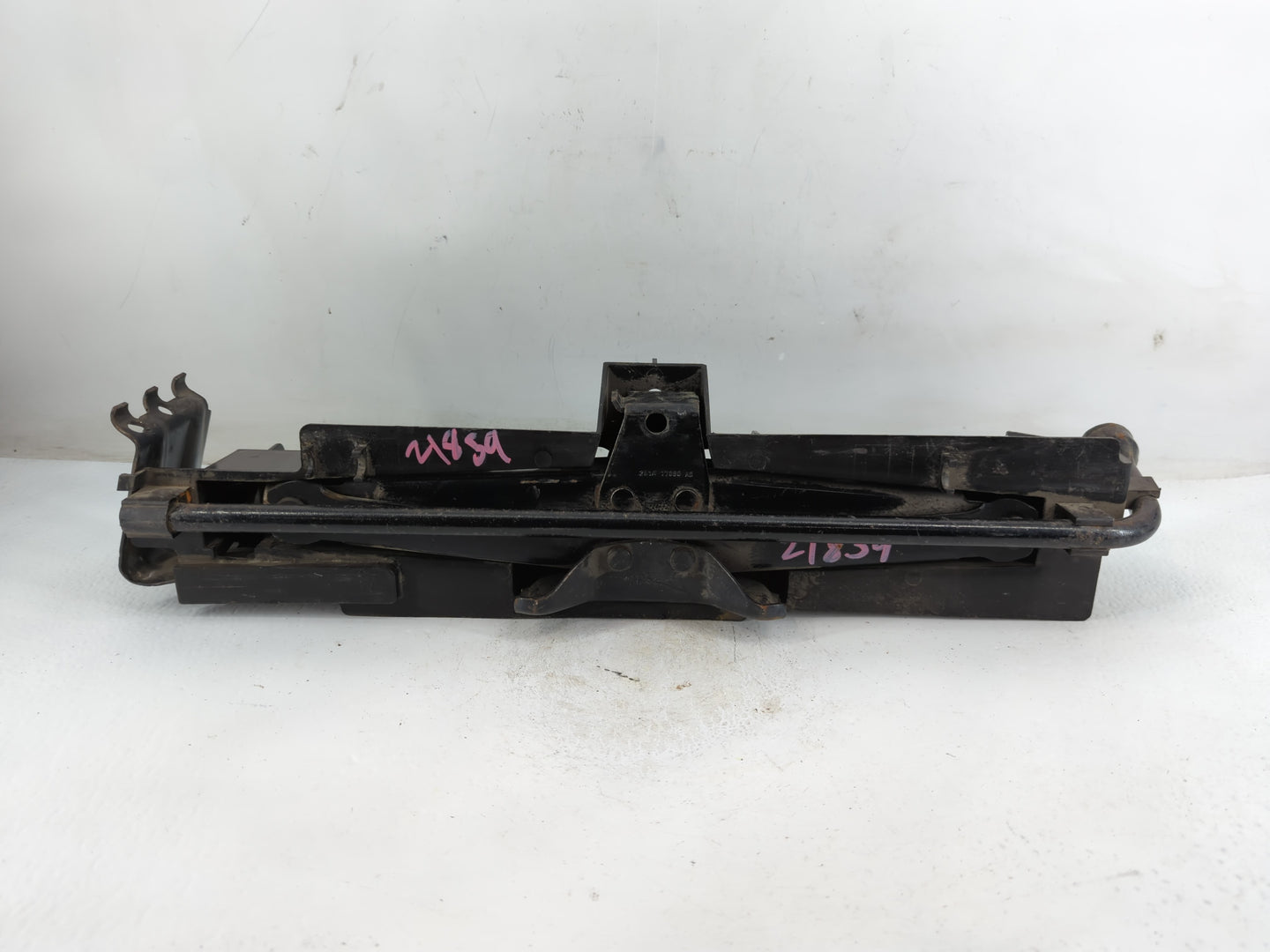2003 Ford Expedition Spare Scissor Car Jack - Oemusedautoparts1.com