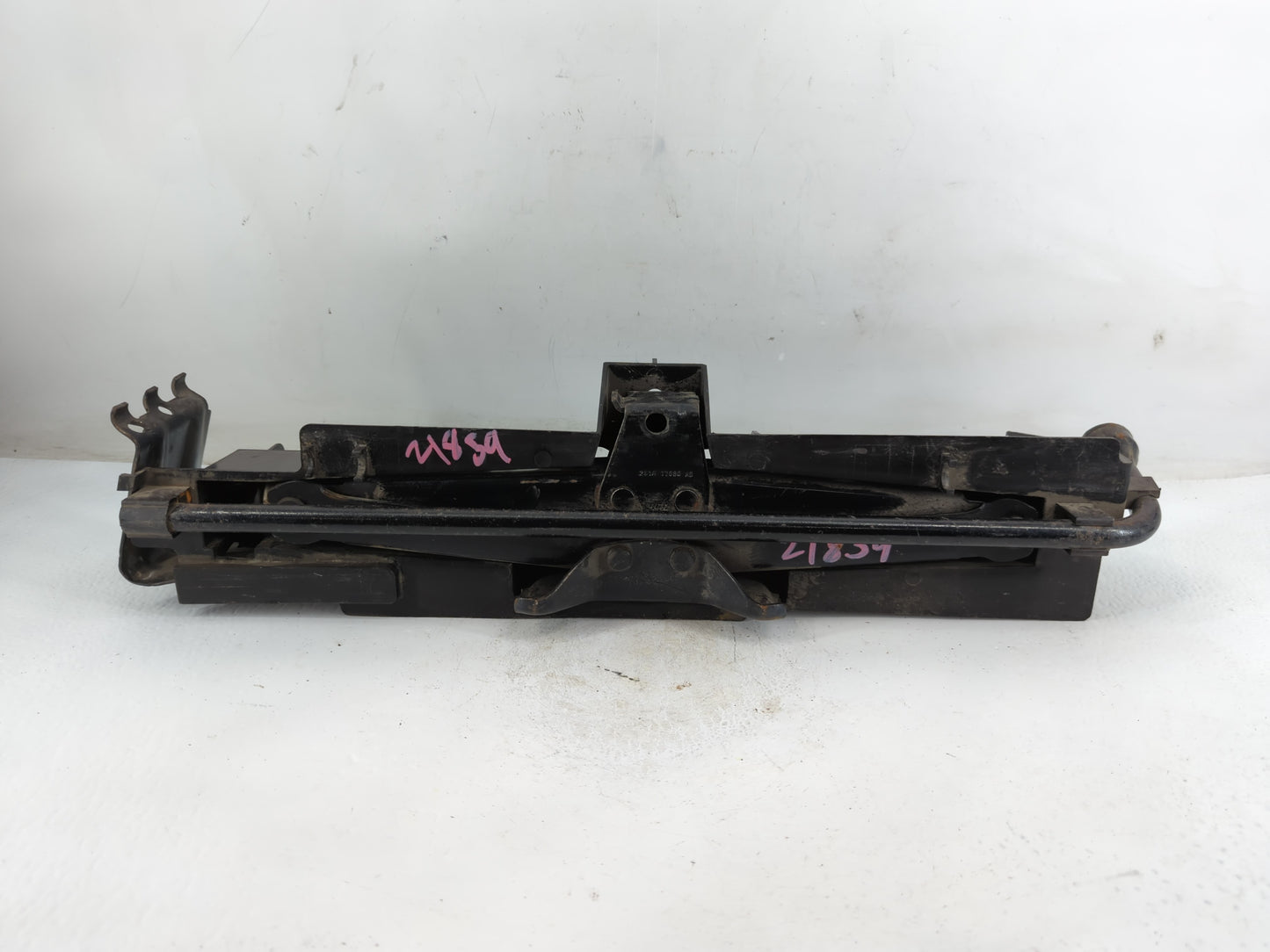 2003 Ford Expedition Spare Scissor Car Jack - Oemusedautoparts1.com
