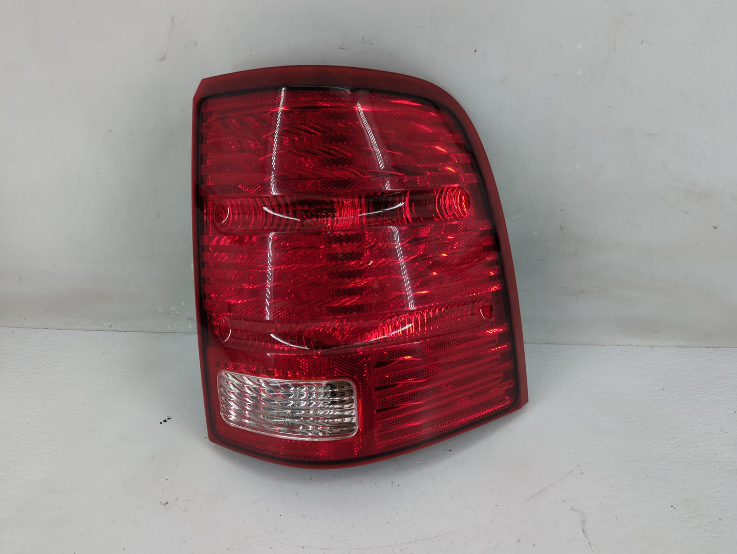 2002-2005 Ford Explorer Tail Light Assembly Passenger Right OEM P/N:IL2X-138504-8 Fits Fits 2002 2003 2004 2005 OEM Used Aut
