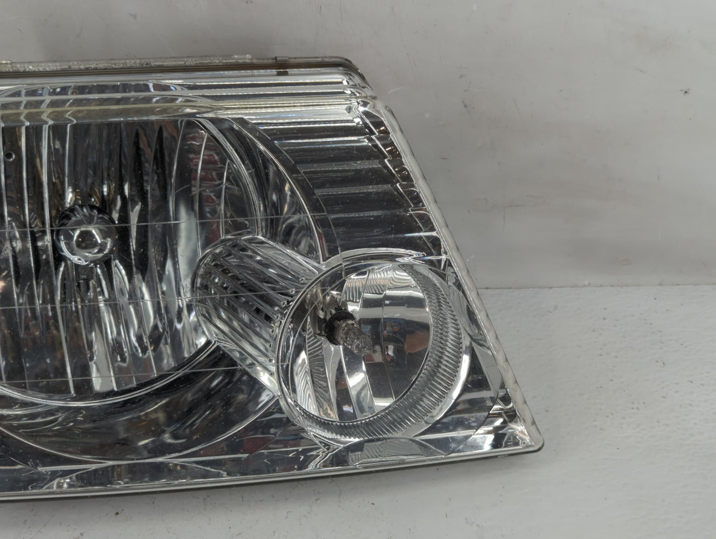 2002-2005 Ford Explorer Passenger Right Oem Head Light Headlight Lamp - Oemusedautoparts1.com