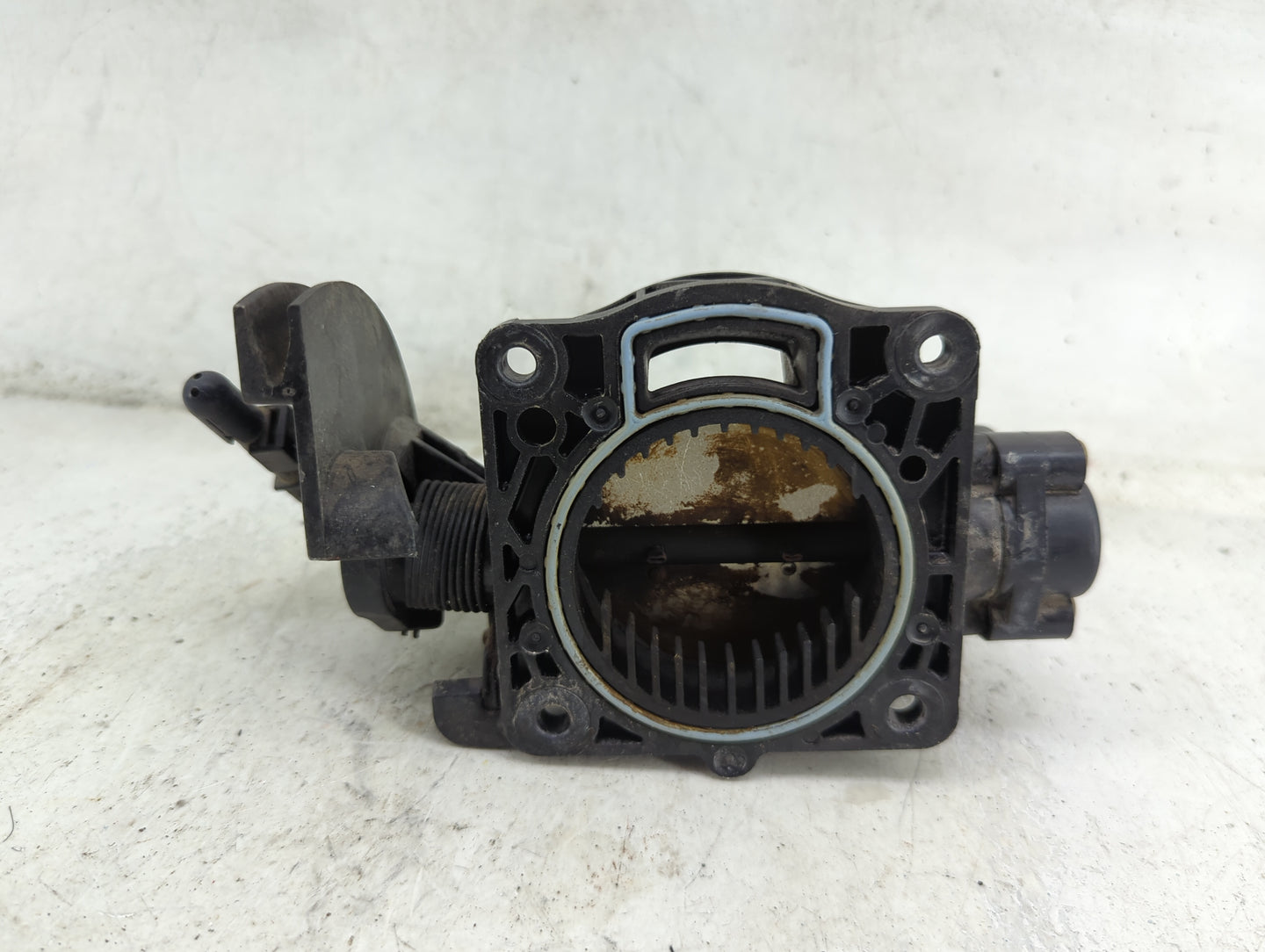 2002-2003 Ford Explorer Throttle Body P/N:1L2U-DC Fits Fits 2002 2003 OEM Used Auto Parts - Oemusedautoparts1.com