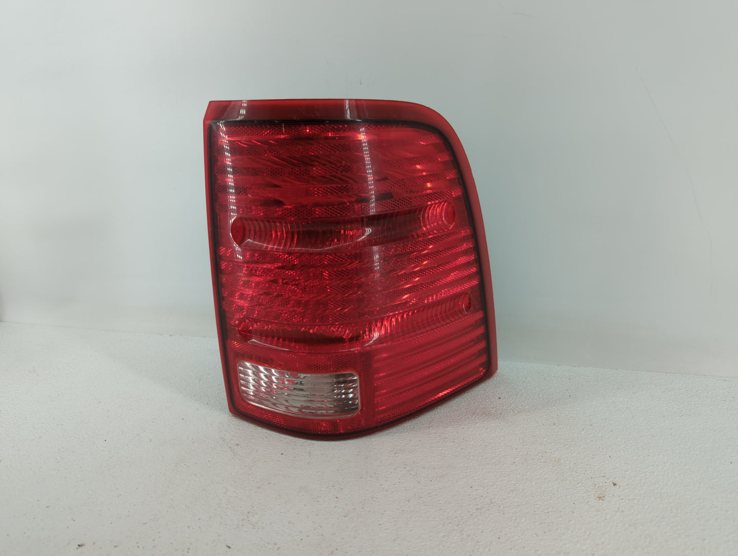 2002-2005 Ford Explorer Tail Light Assembly Passenger Right OEM P/N:1L2X-13B504-B Fits Fits 2002 2003 2004 2005 OEM Used Aut