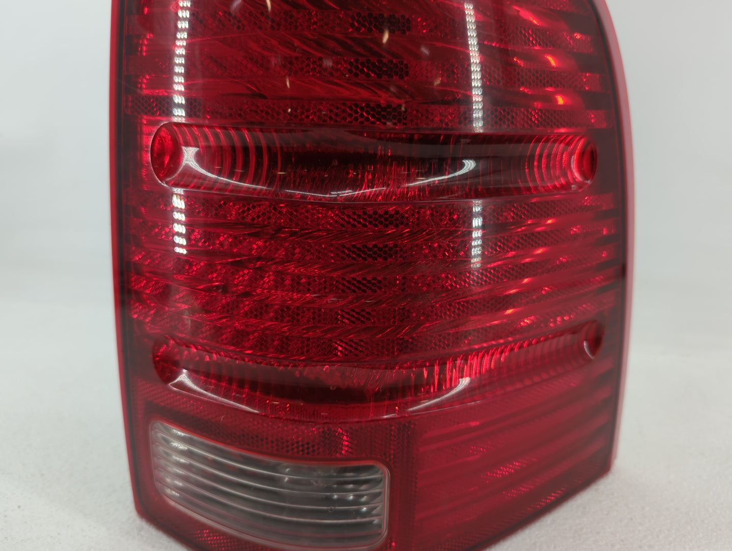 2002-2005 Ford Explorer Tail Light Assembly Passenger Right OEM P/N:5480780 1L2X-13B504-B Fits Fits 2002 2003 2004 2005 OEM 