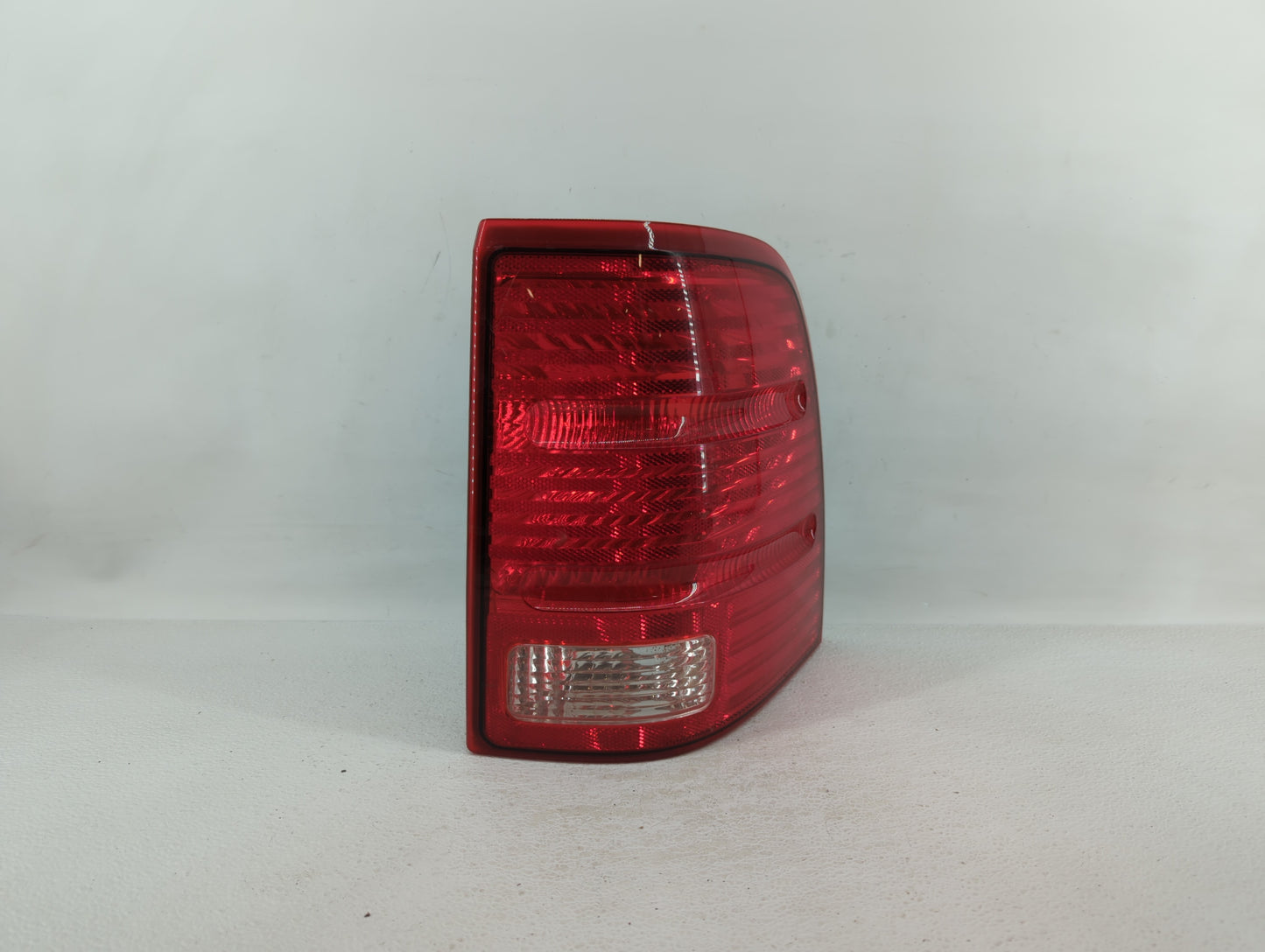 2002-2005 Ford Explorer Tail Light Assembly Passenger Right OEM P/N:5480780 1L2X-13B504-B Fits Fits 2002 2003 2004 2005 OEM 