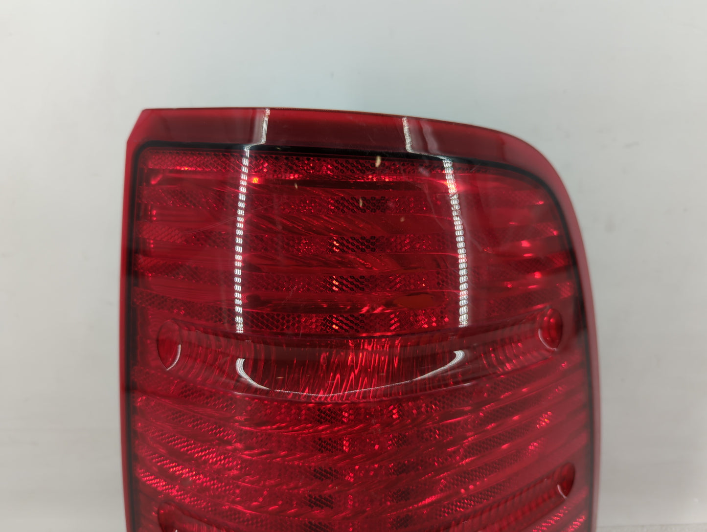 2002-2005 Ford Explorer Tail Light Assembly Passenger Right OEM P/N:5480780 1L2X-13B504-B Fits Fits 2002 2003 2004 2005 OEM 