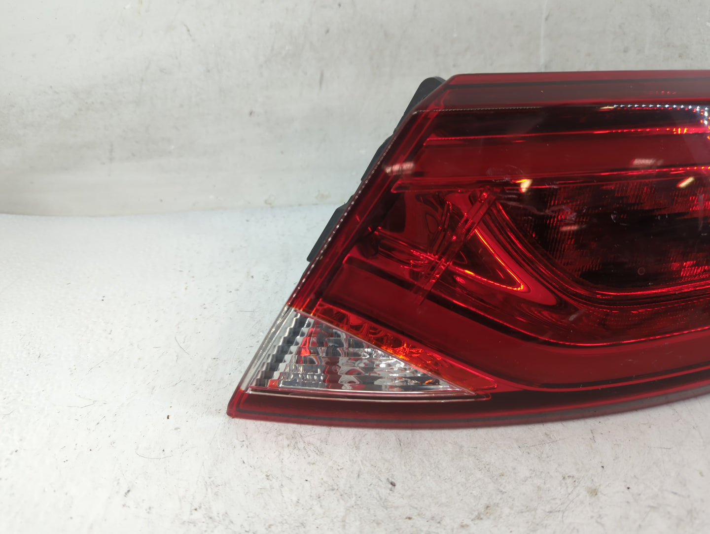 2001-2005 Ford Explorer Tail Light Assembly Passenger Right OEM Fits Fits 2001 2002 2003 2004 2005 OEM Used Auto Parts - Oem