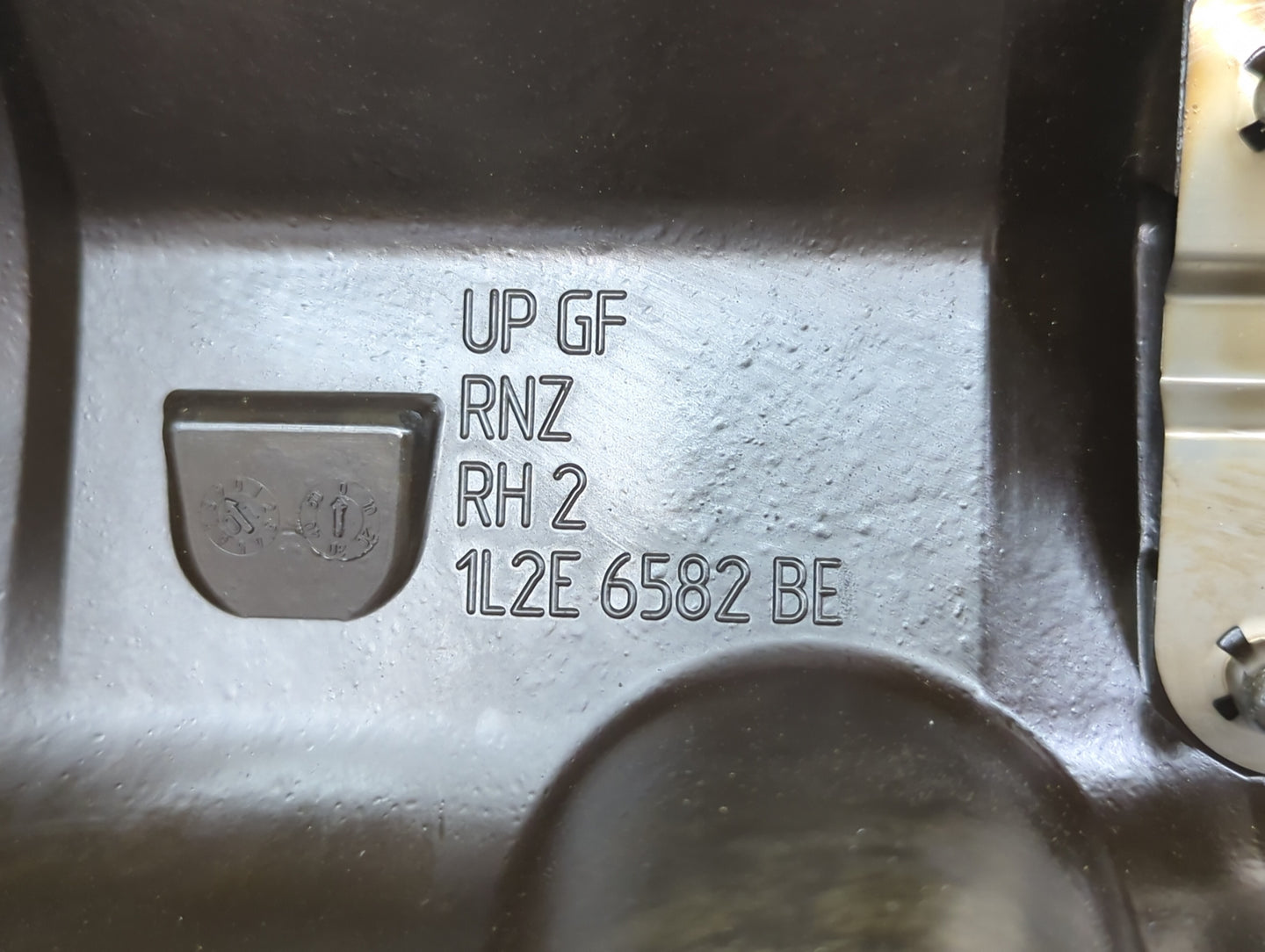 2003 Ford Explorer Driver Left Cylinder Head Valve Cover P/N:1L2E 6582 BE Fits OEM Used Auto Parts - Oemusedautoparts1.com