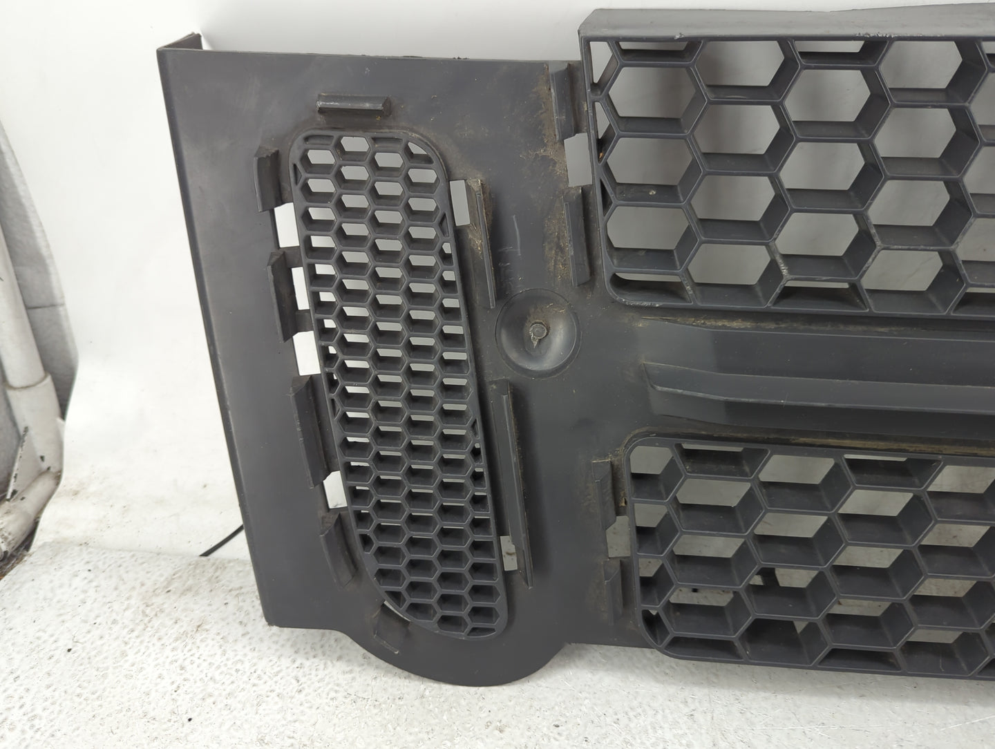 2001-2005 Ford Explorer Sport Trac Front Bumper Grille - Oemusedautoparts1.com