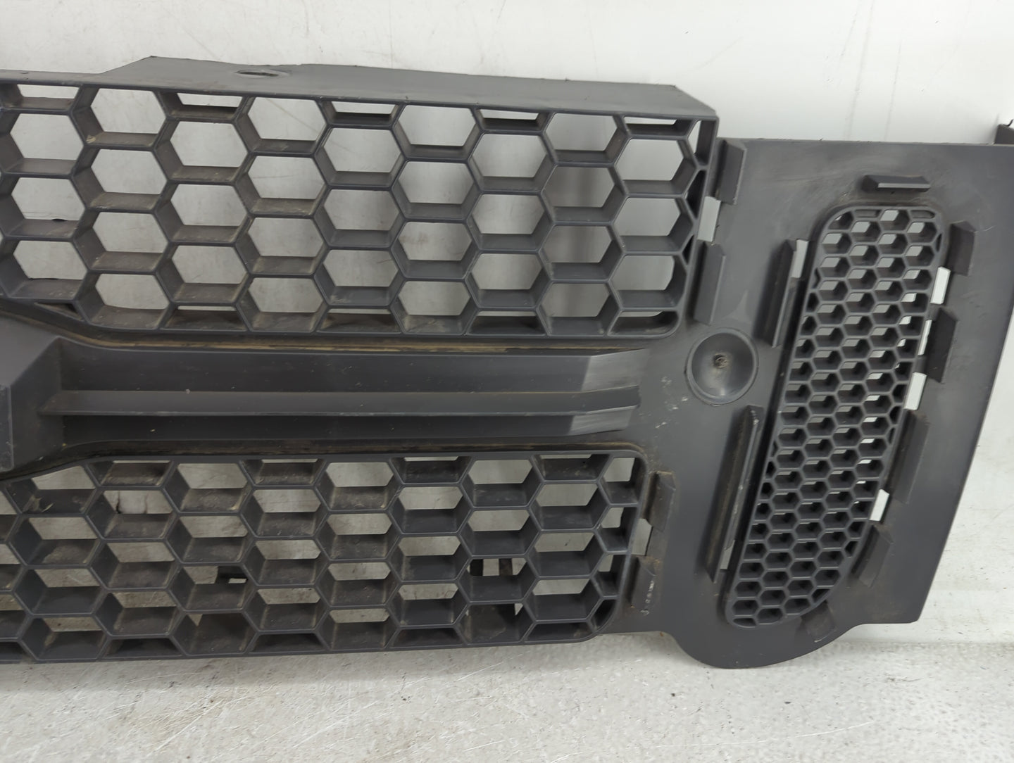 2001-2005 Ford Explorer Sport Trac Front Bumper Grille - Oemusedautoparts1.com