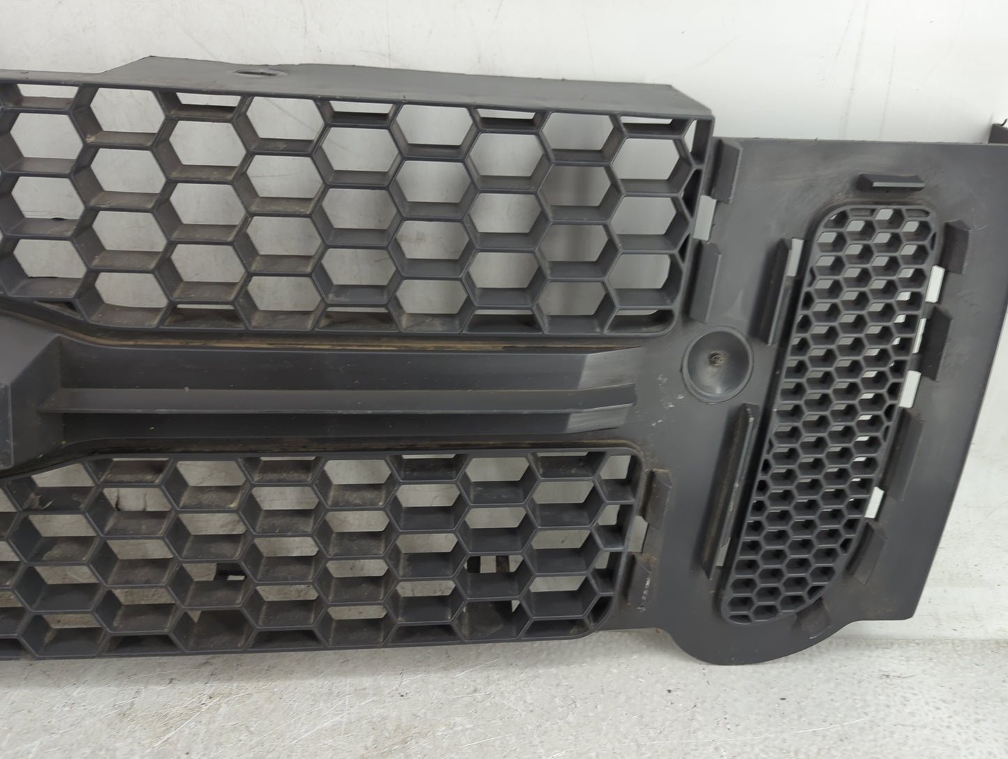 2001-2005 Ford Explorer Sport Trac Front Bumper Grille - Oemusedautoparts1.com