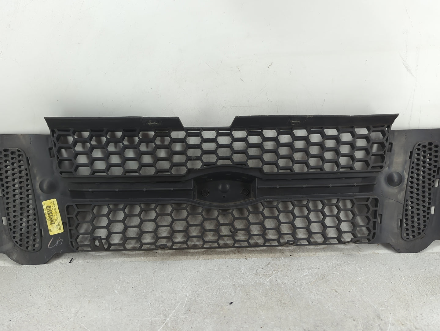 2001-2005 Ford Explorer Sport Trac Front Bumper Grille - Oemusedautoparts1.com