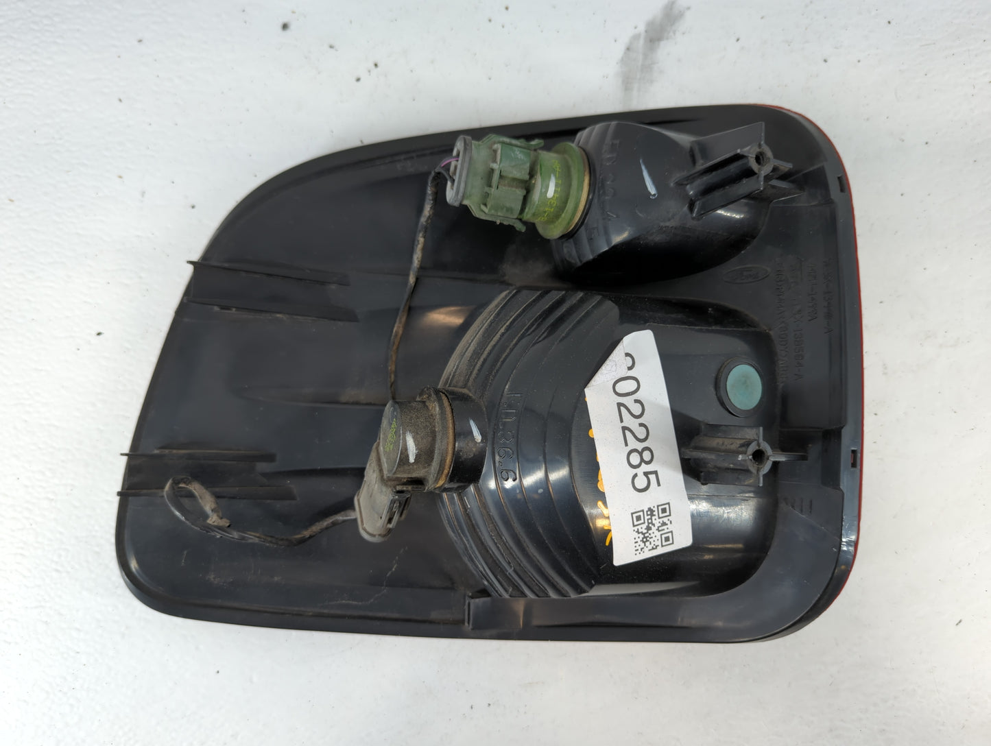 2000-2004 Ford F-150 Tail Light Assembly Passenger Right OEM P/N:YL3X-13440-A Fits Fits 2000 2001 2002 2003 2004 OEM Used Au