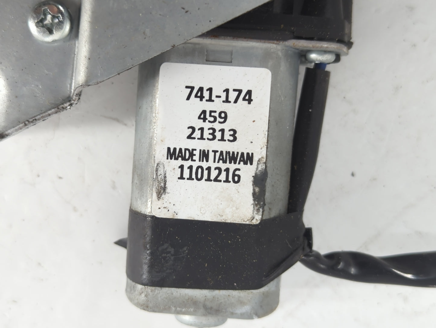 2003 Ford Focus Driver Left Front Window Regulator - Oemusedautoparts1.com