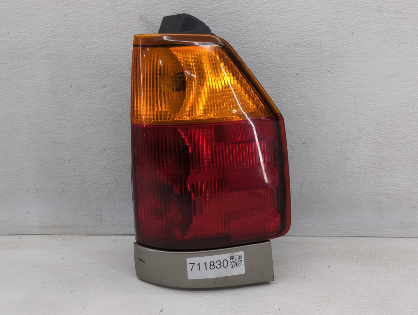 2003 Gmc Envoy Tail Light Assembly Passenger Right OEM P/N:GM 16525956 A Fits OEM Used Auto Parts - Oemusedautoparts1.com
