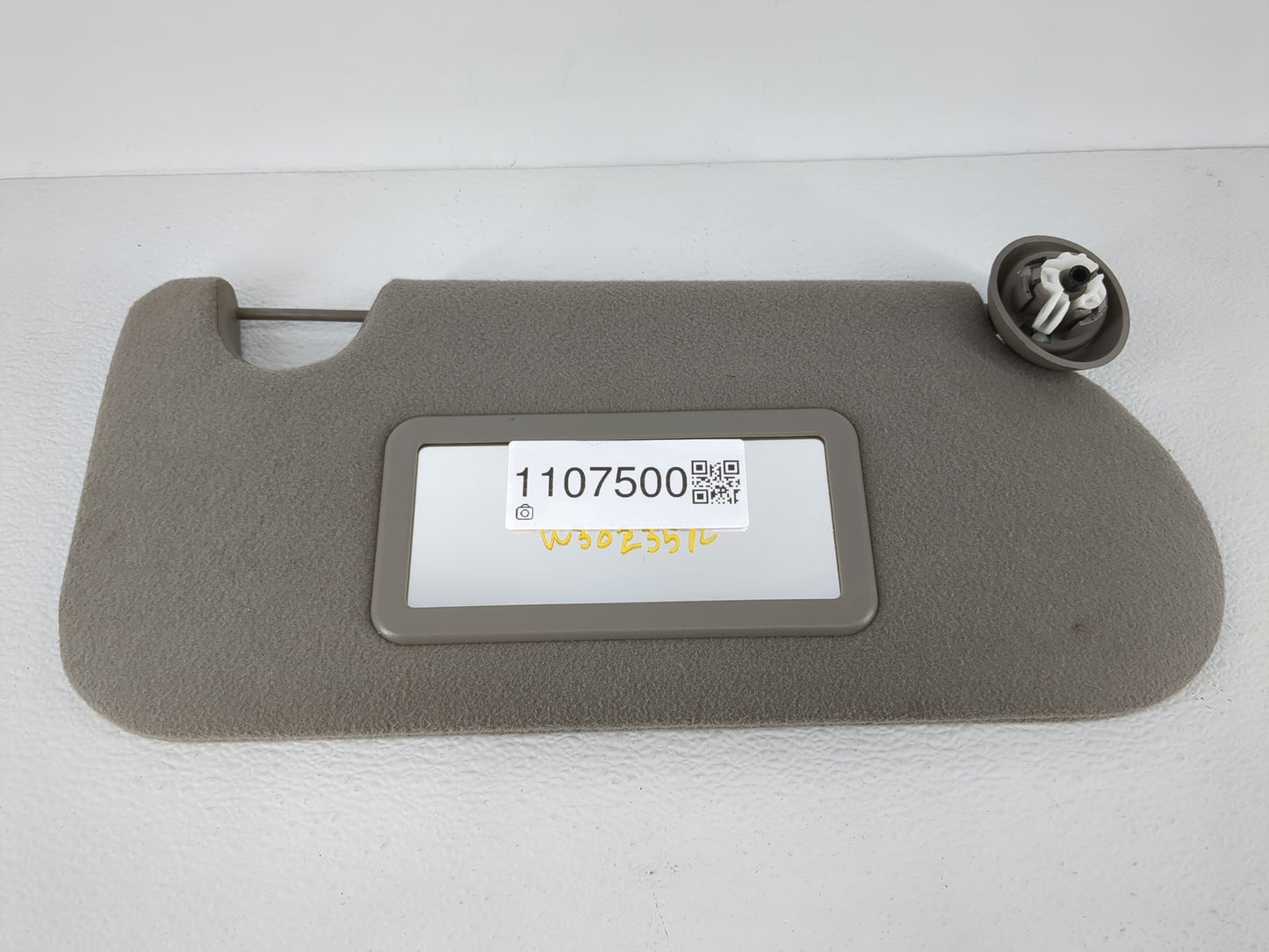 2002-2004 Gmc Envoy Xl Sun Visor Shade Replacement Passenger Right Mirror Fits Fits 2002 2003 2004 OEM Used Auto Parts - Oem