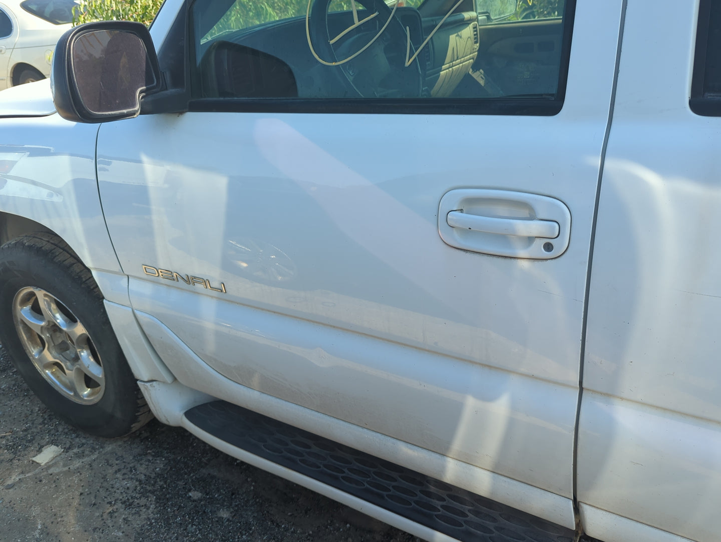 2000-2006 Gmc Yukon Driver Front Door Oem - Oemusedautoparts1.com